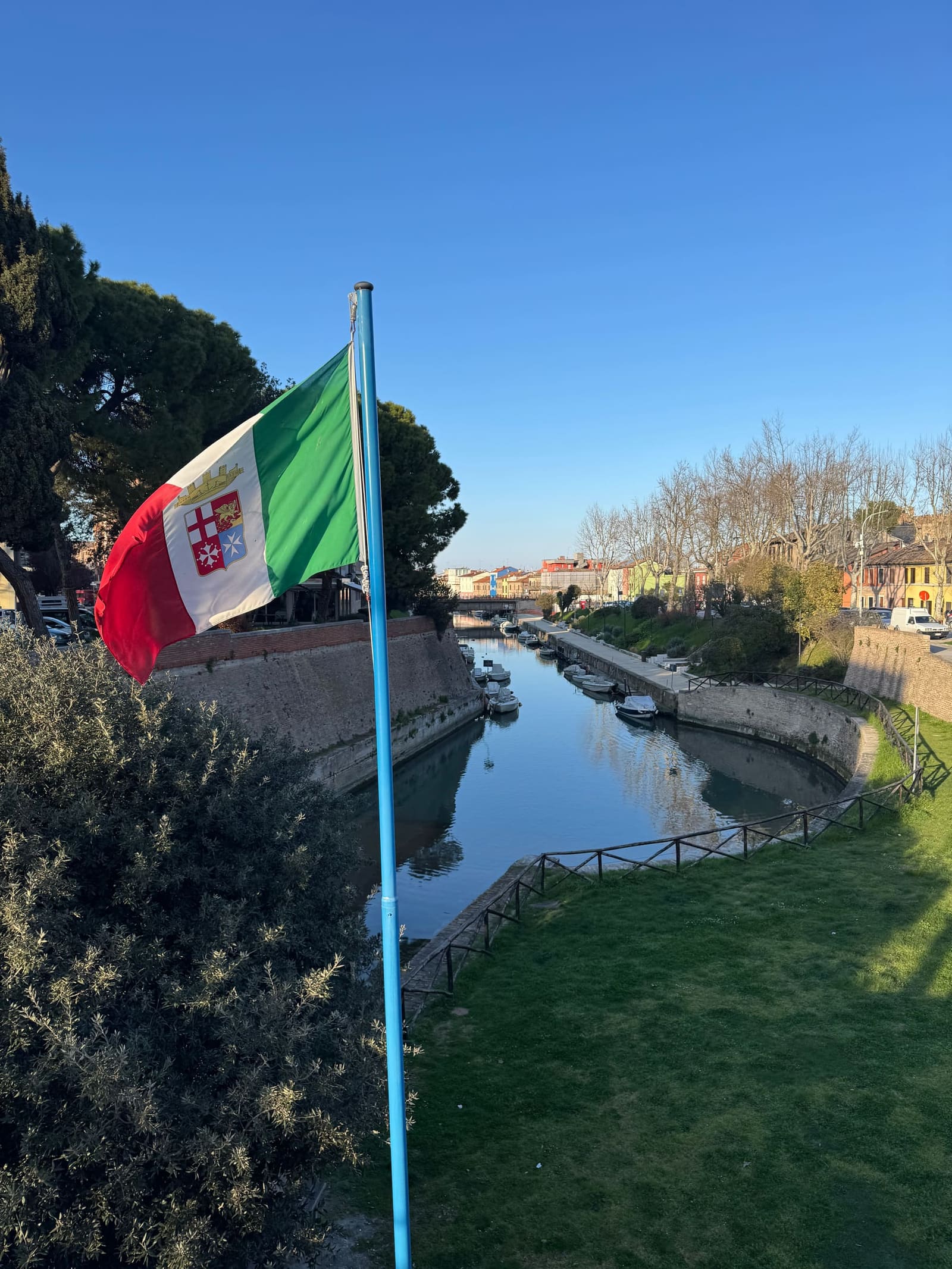 il porto canale visto dal ponte, con la bandiera della marina in primo piano