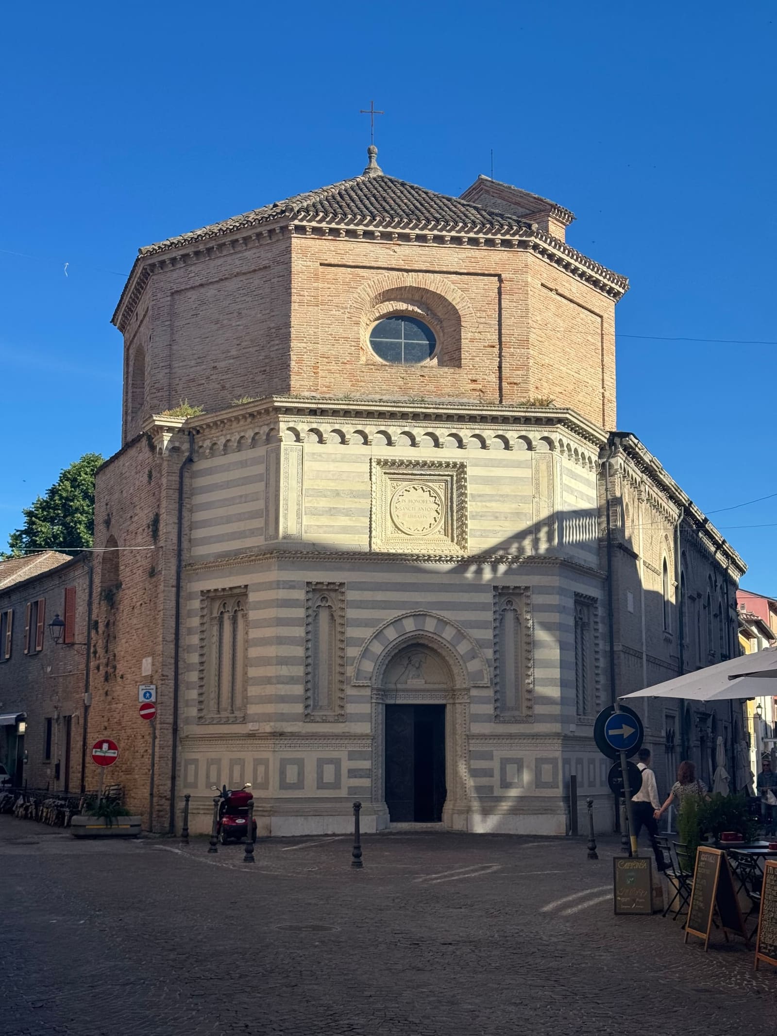 la chiesa di Sant'Antonio Abate, con la facciata a fasce e il portale in pietra