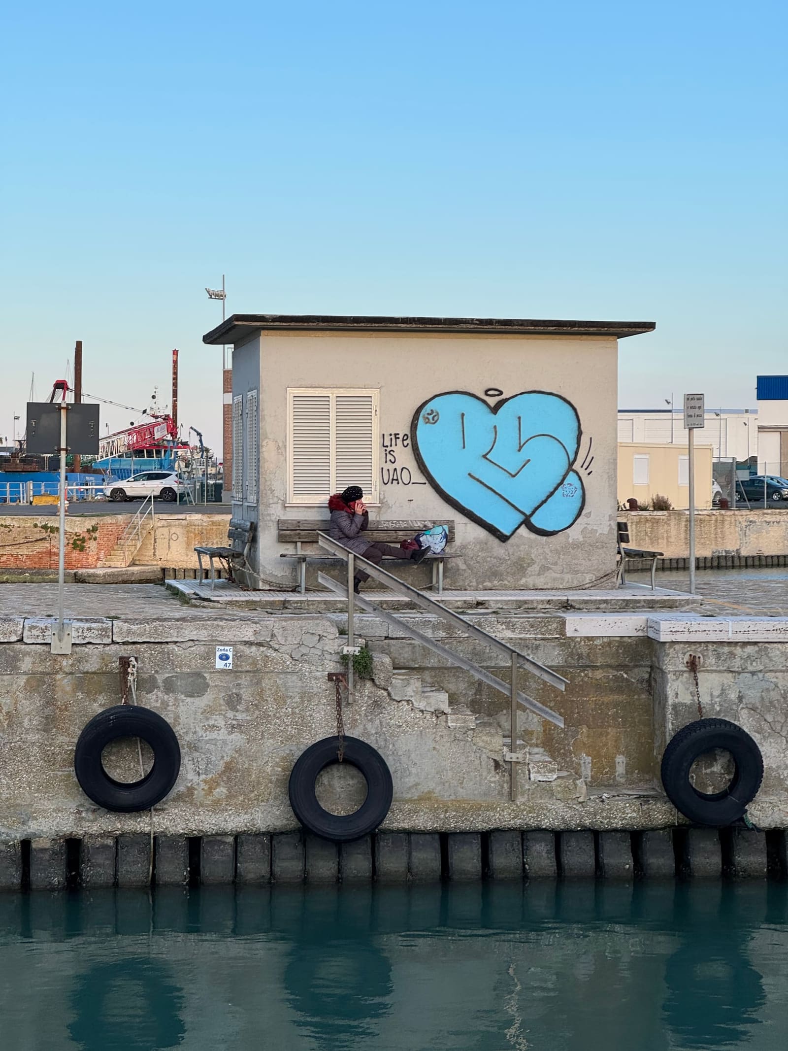 la darsena e i copertoni appesi al muro come parabordi, con un cuore dipinto sulla casetta