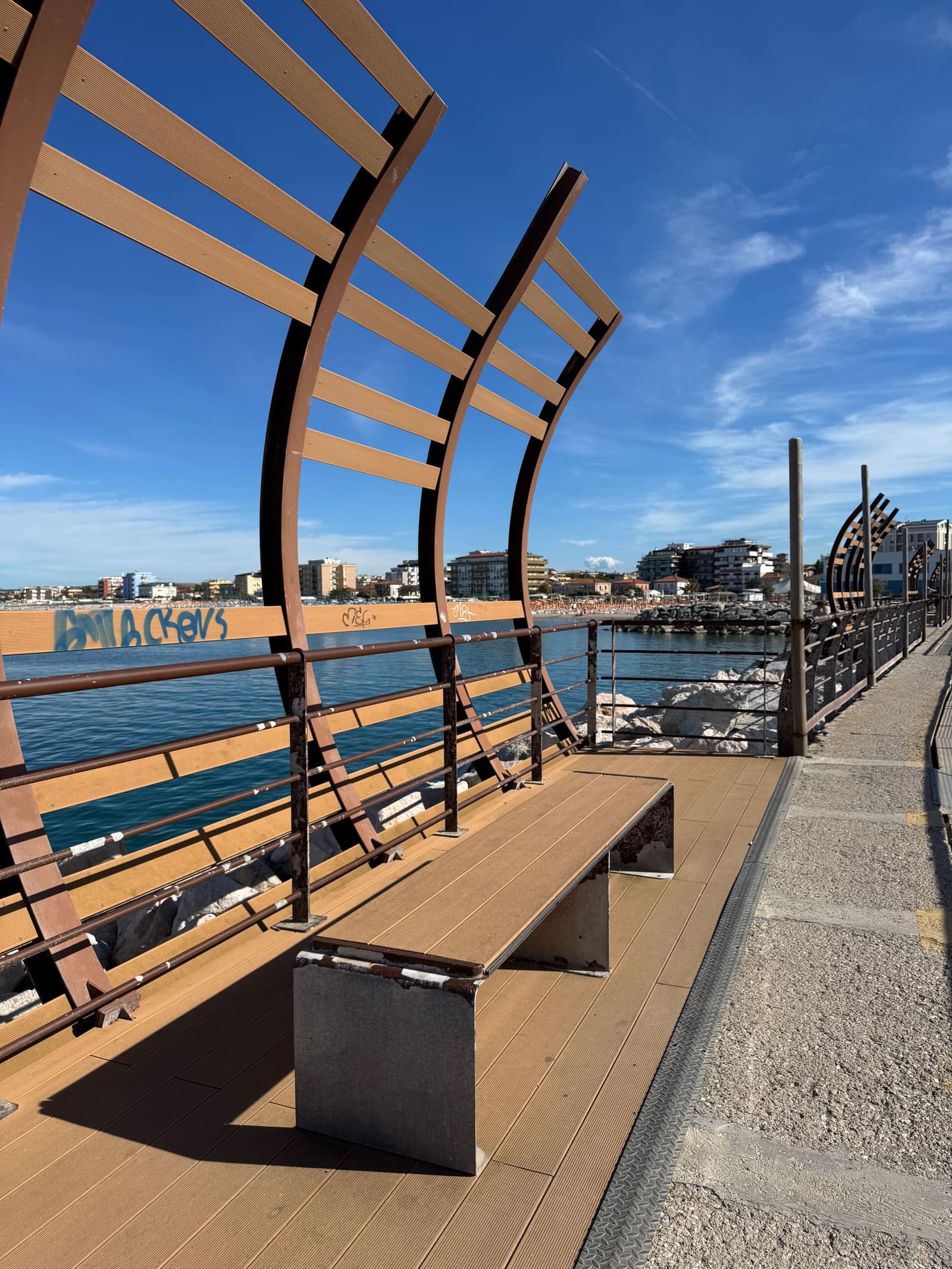 la panchina di legno curva sul lungomare
