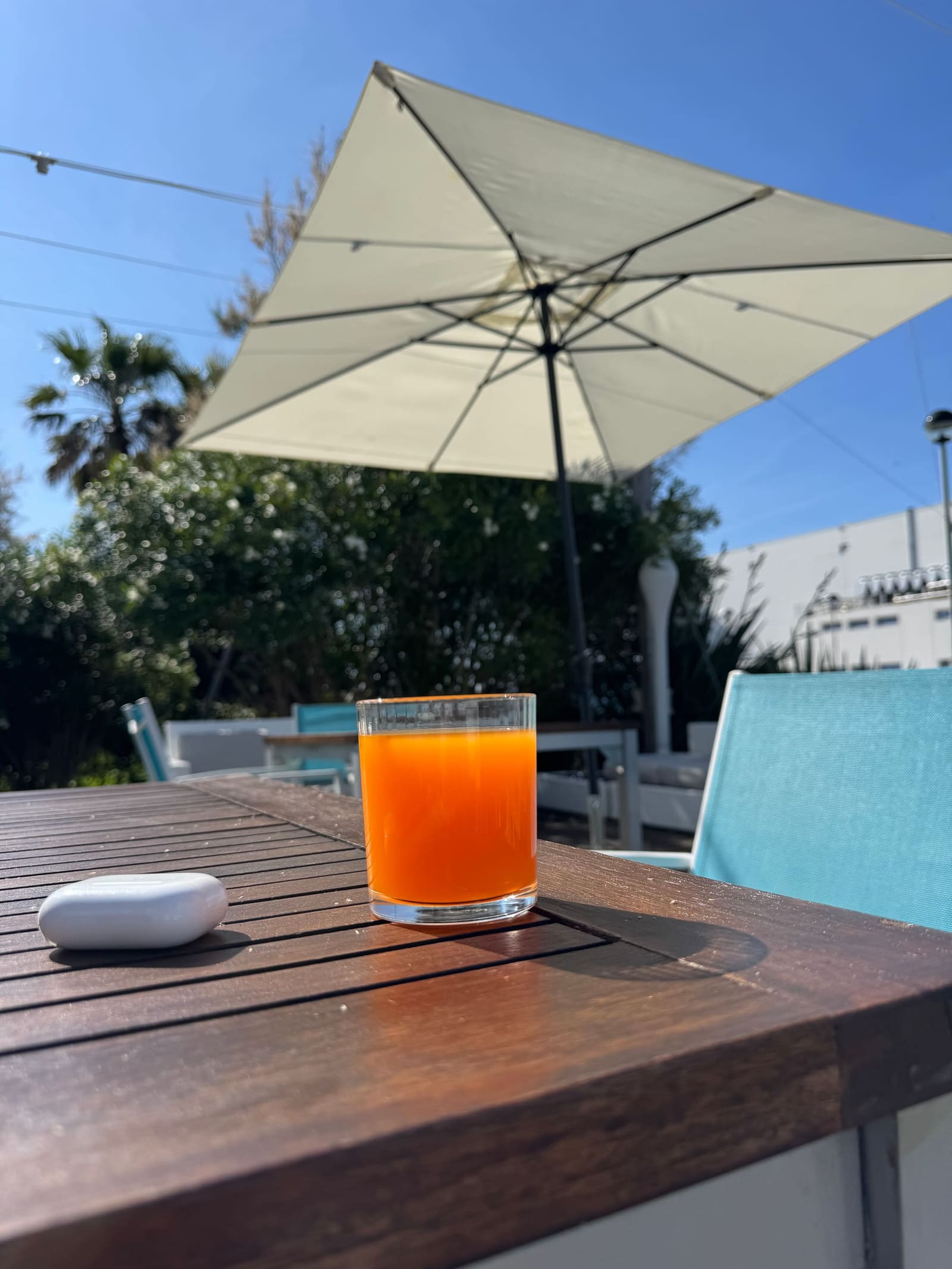 il bicchiere sul tavolo della terrazza, la mattina presto, sotto l'ombrellone