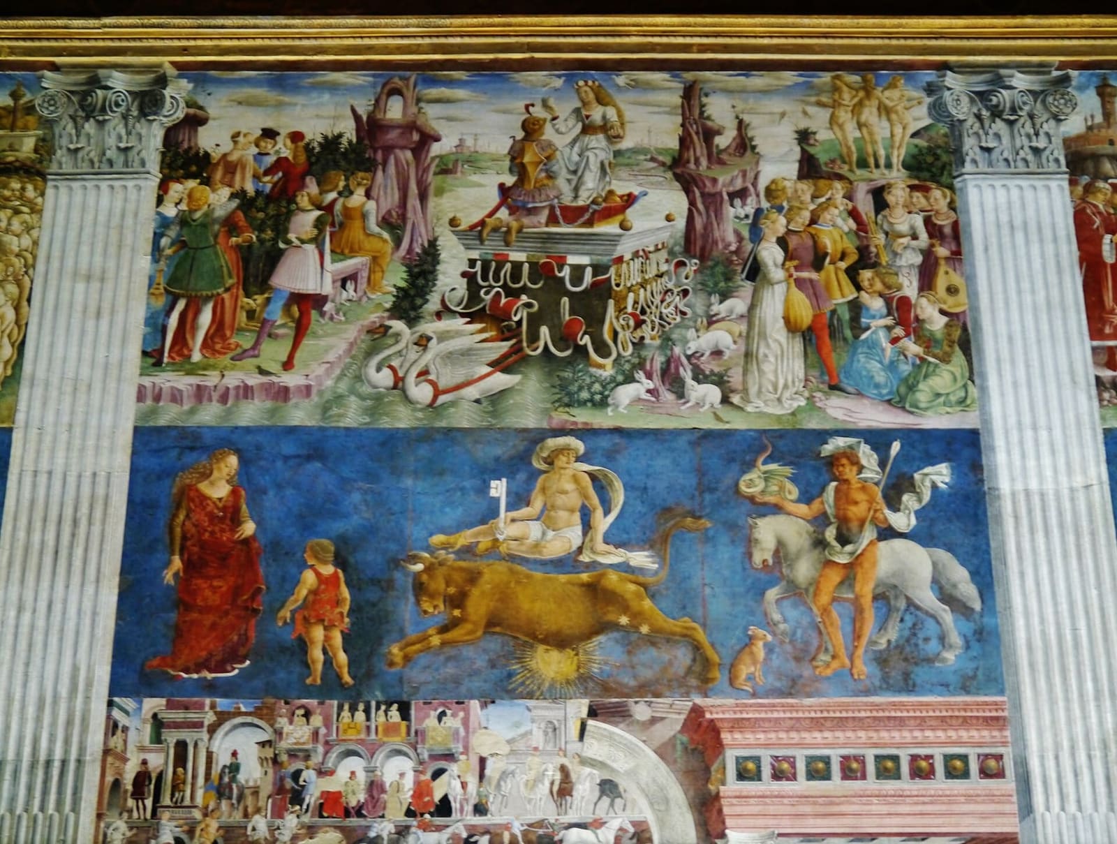 il mese di aprile nel Salone dei Mesi, con il trionfo di Venere in alto e il segno del Toro nella fascia blu