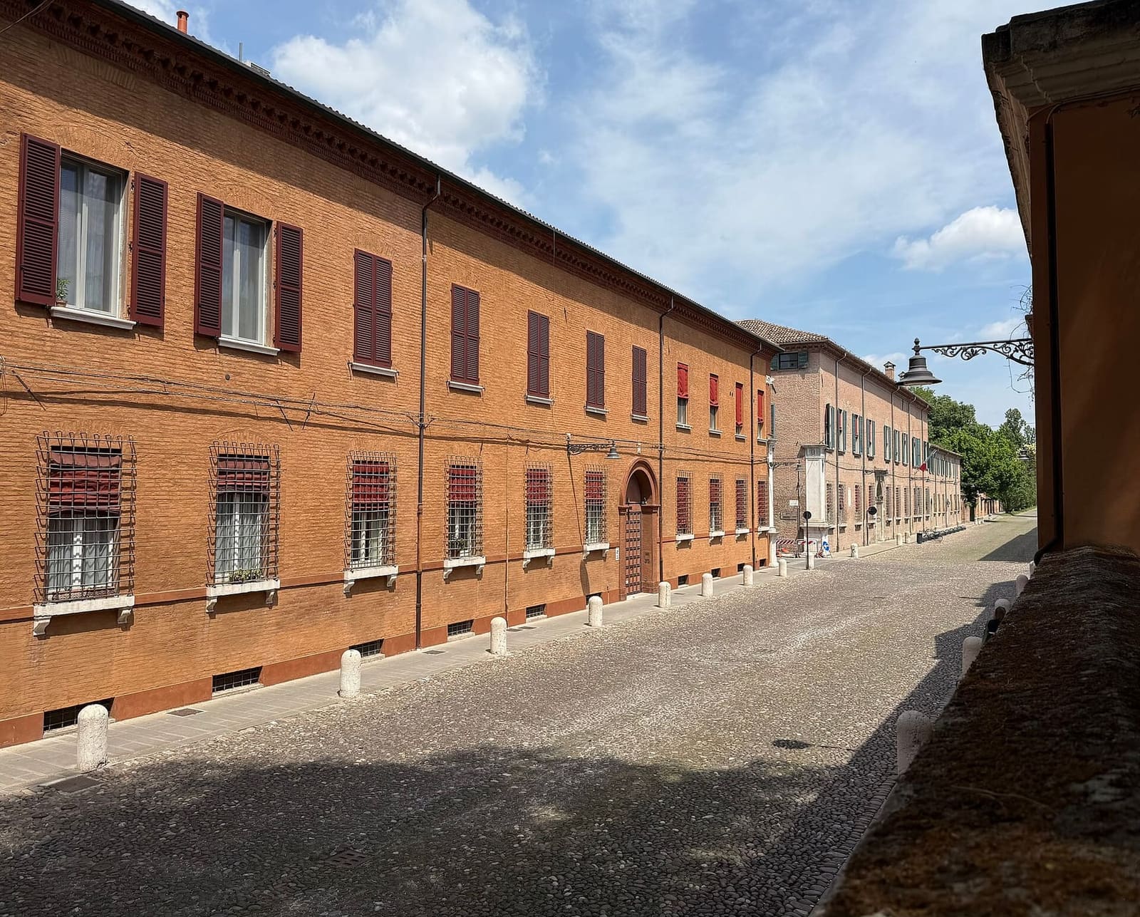 corso Ercole I d'Este, la strada dritta dell'Addizione Erculea fra palazzi e muri di mattoni