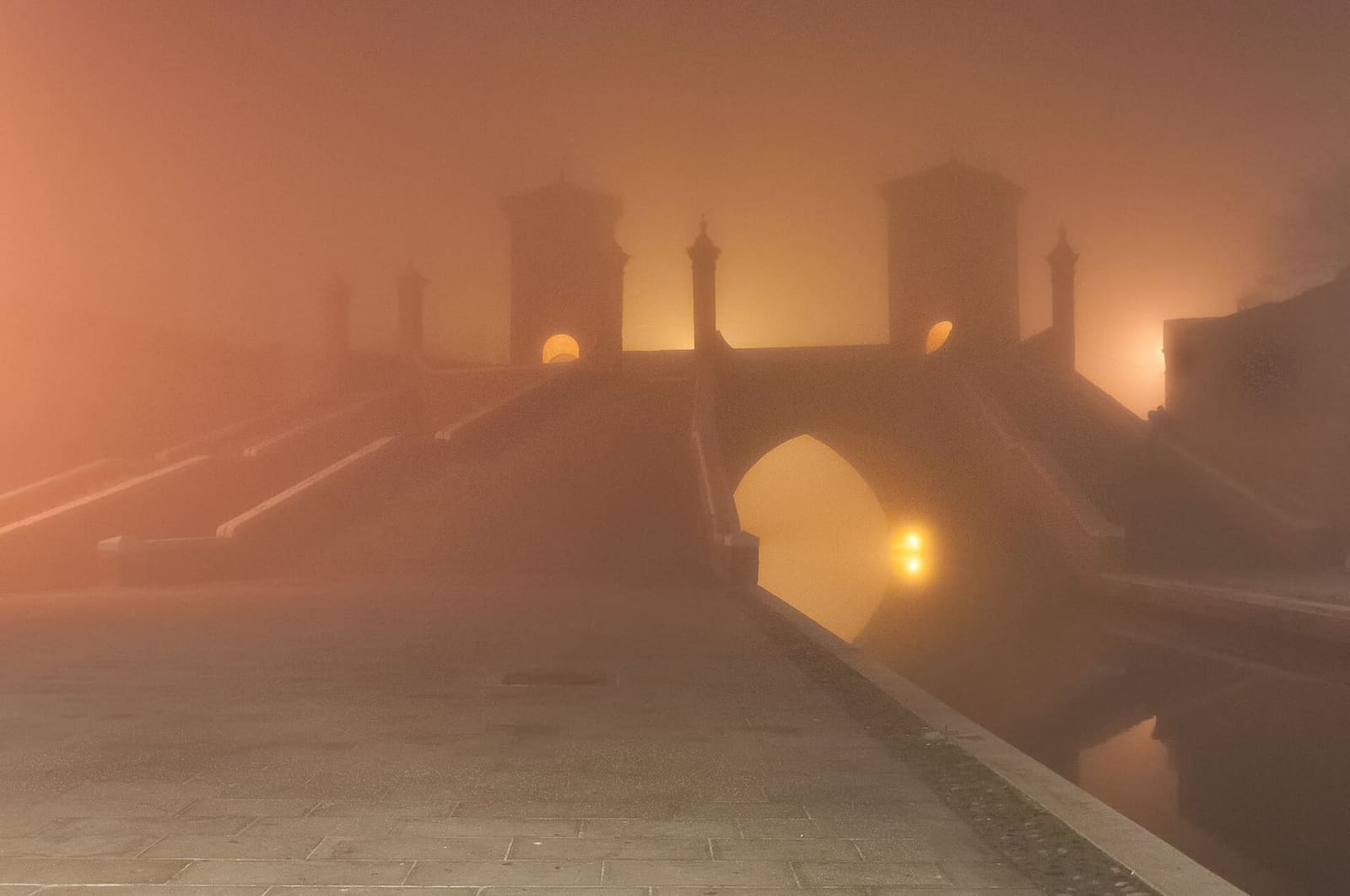 i Trepponti di Comacchio in una sera di nebbia di novembre
