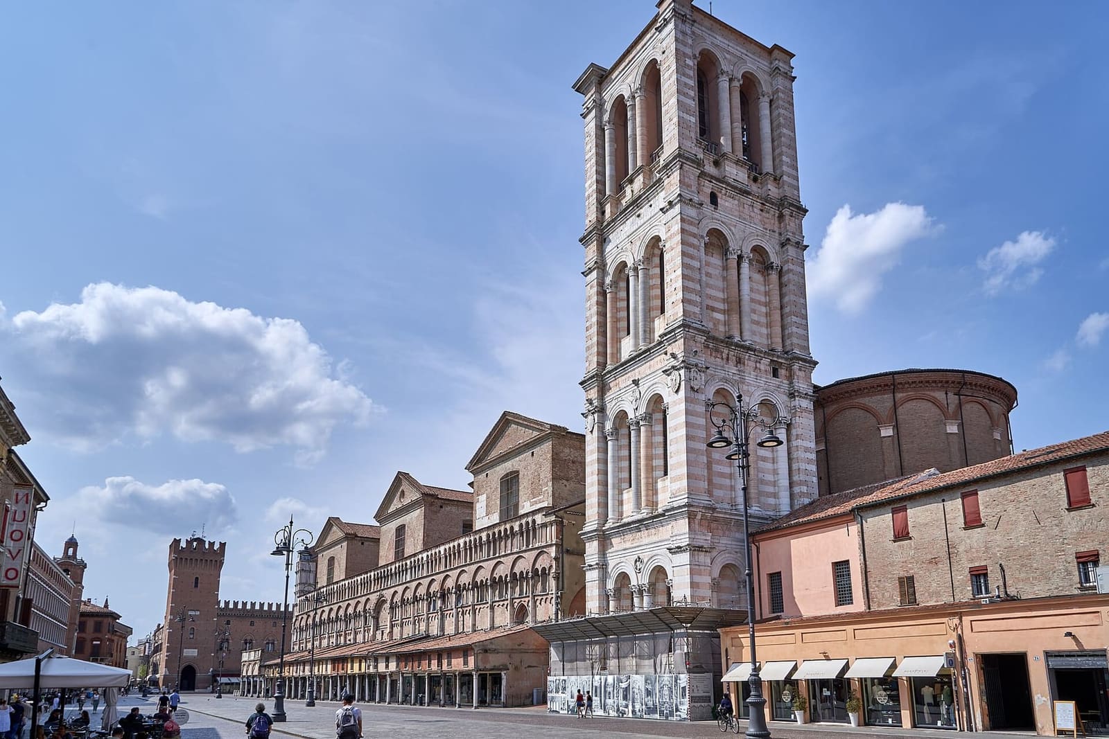 il campanile incompiuto della cattedrale di San Giorgio, con la loggia dei Merciai lungo il fianco