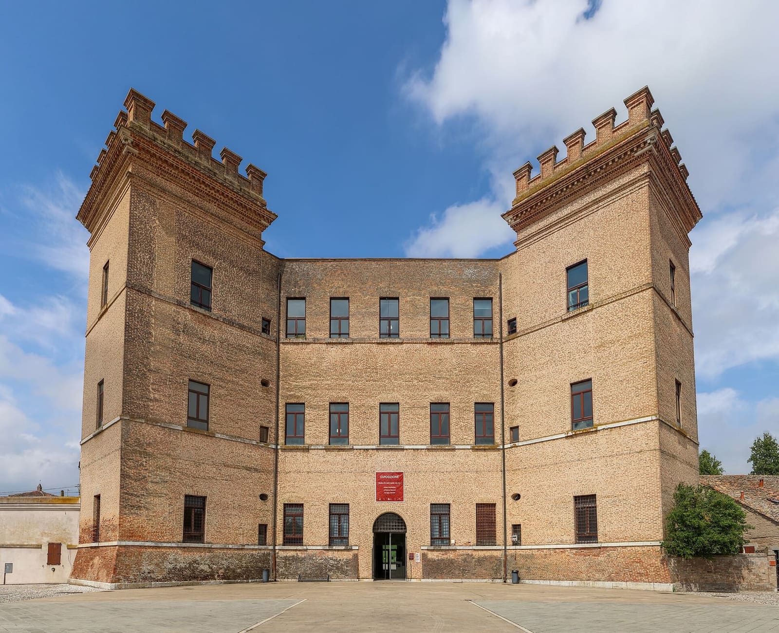 il Castello della Mesola, la delizia estense con le quattro torri merlate