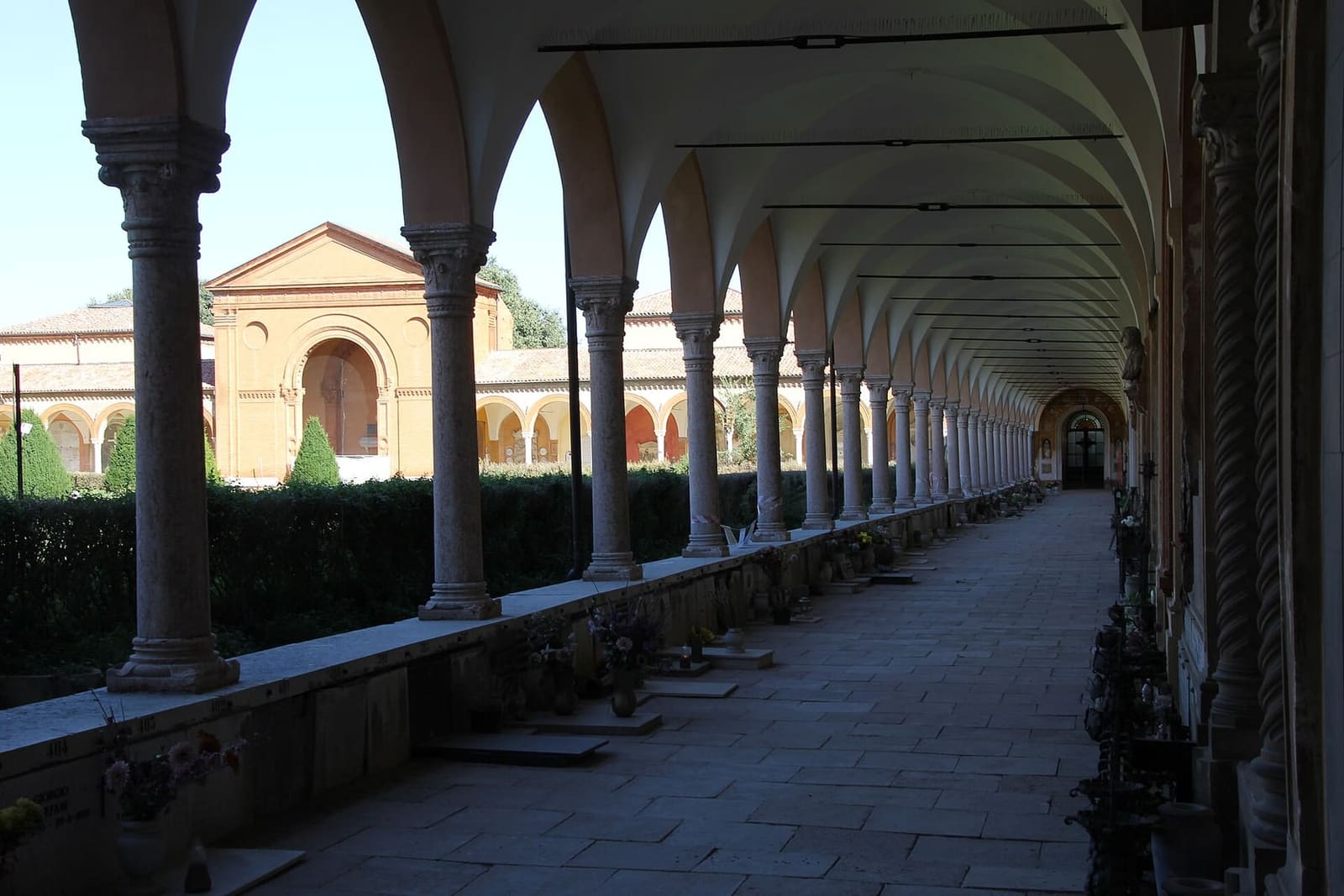 il lungo porticato del chiostro della Certosa, oggi cimitero monumentale della città