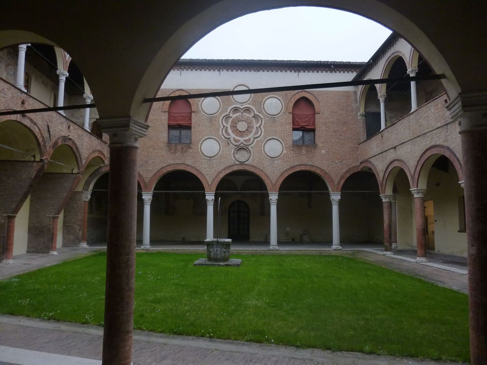 il cortile d'onore di Casa Romei con il loggiato quattrocentesco e il pozzo