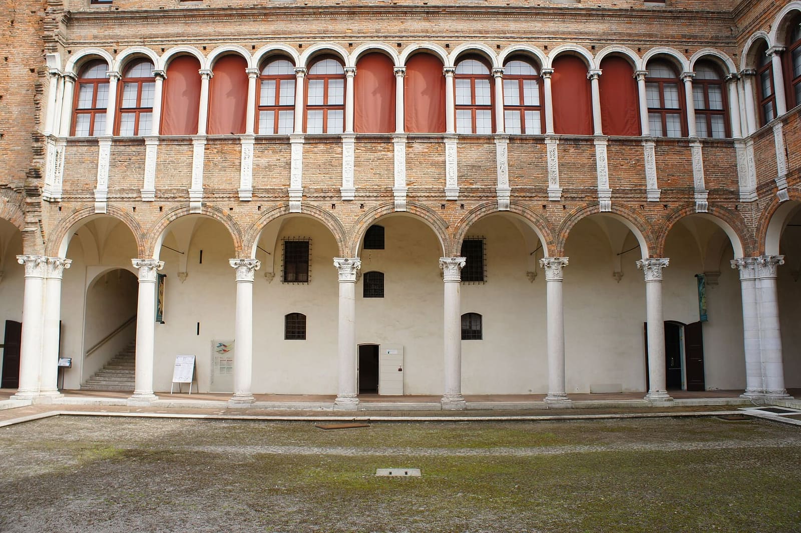 il cortile d'onore di Palazzo Costabili, detto di Ludovico il Moro, sede del Museo archeologico nazionale