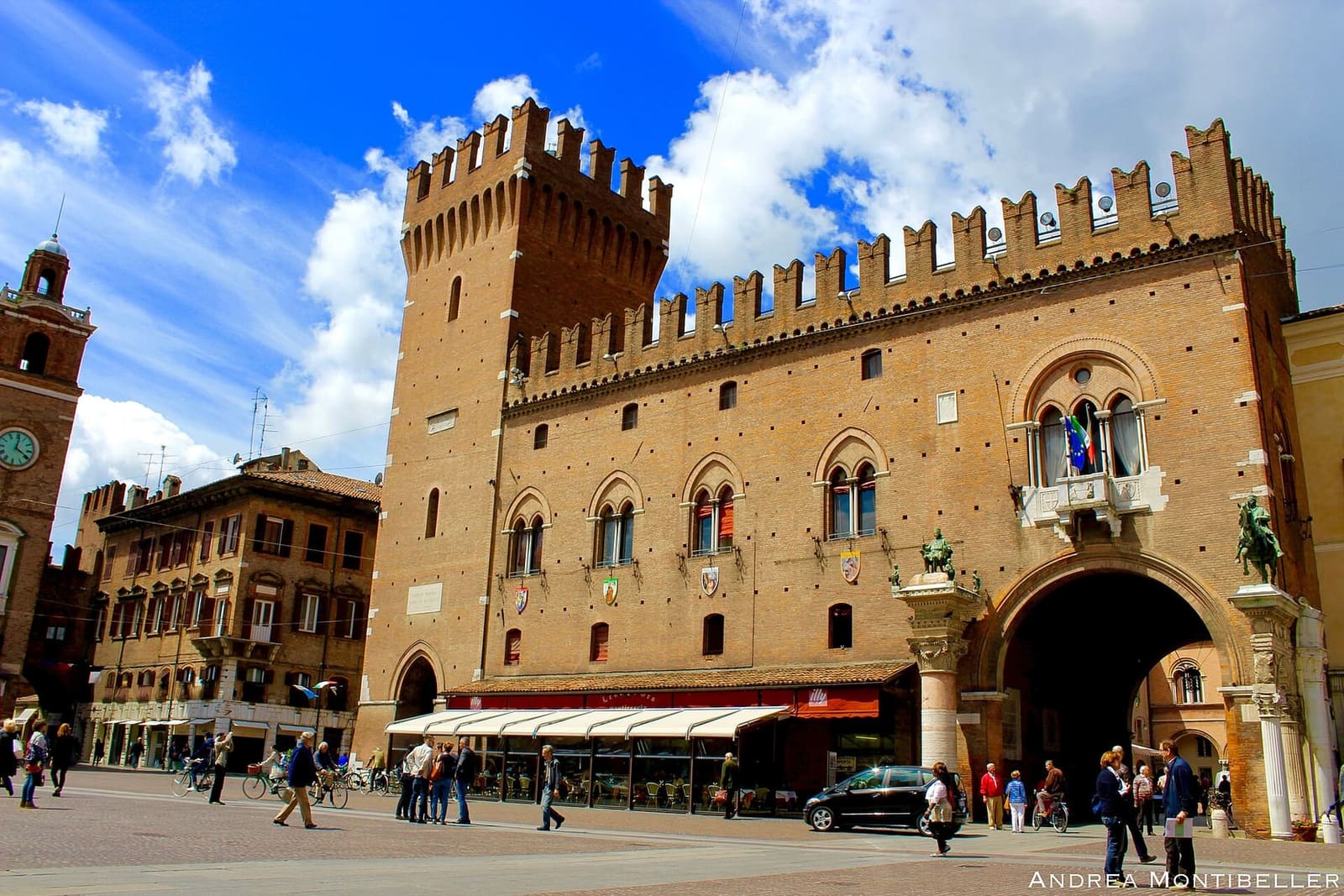 il Palazzo Municipale con la merlatura, la torre e il volto del Cavallo sulla piazza della Cattedrale