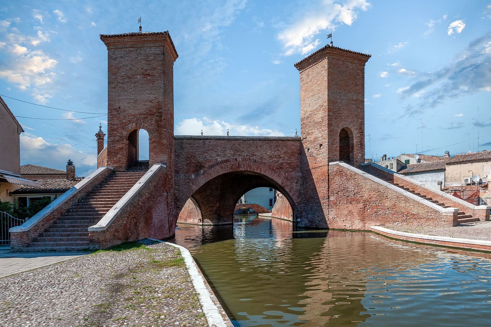 il ponte dei Trepponti a Comacchio, con le scalinate e le due torrette di guardia