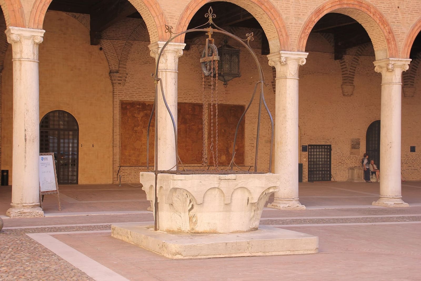 il pozzo e il portico nel cortile del Castello Estense