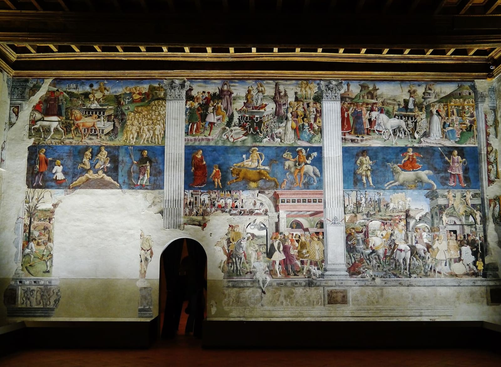 il Salone dei Mesi di Palazzo Schifanoia, con i mesi dipinti in tre fasce fra le finte colonne