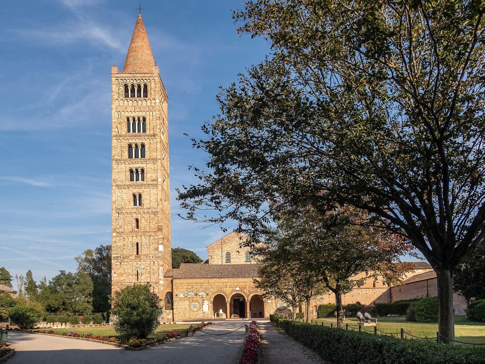 il campanile romanico e la chiesa dell'abbazia di Pomposa in mezzo ai prati