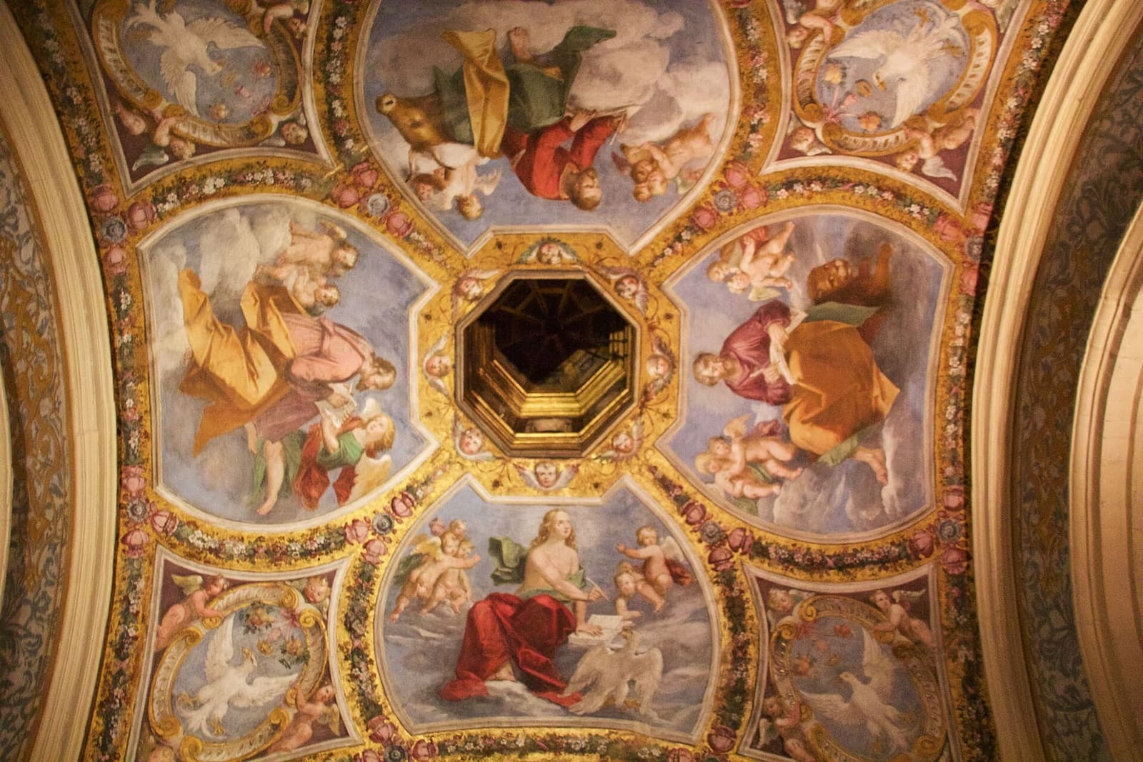 il soffitto dipinto della Cappella ducale nel Castello Estense, nel 2014