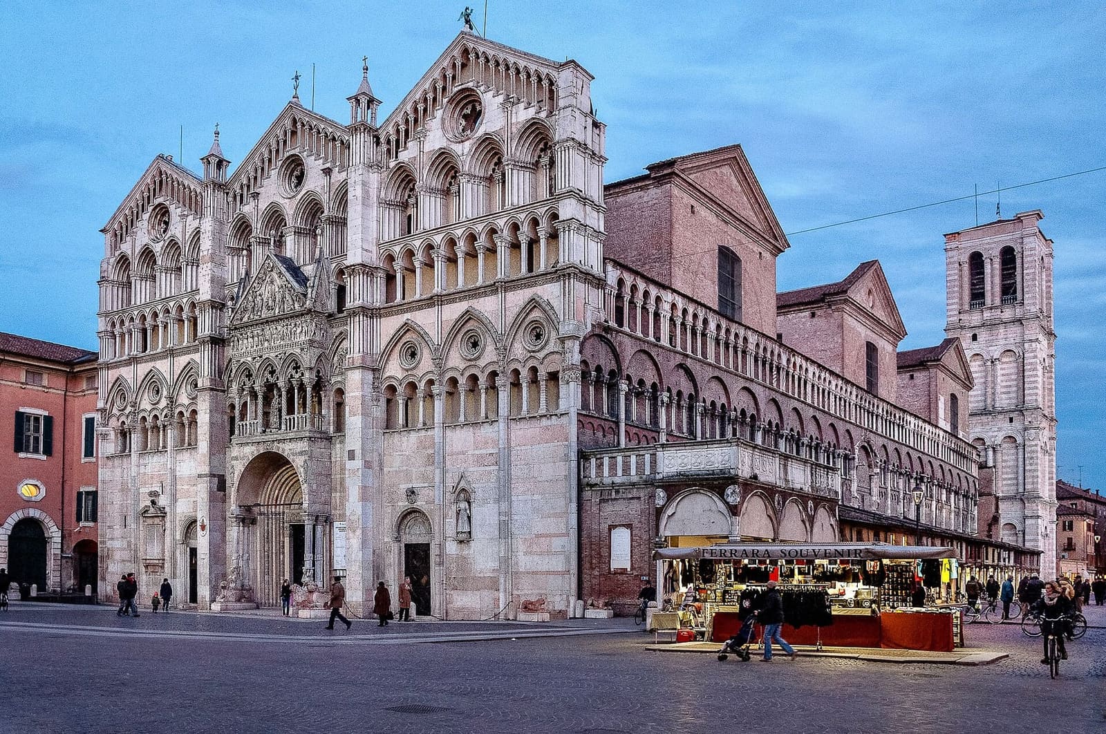 la facciata della cattedrale di San Giorgio e il campanile di marmo sulla piazza, nel 2013