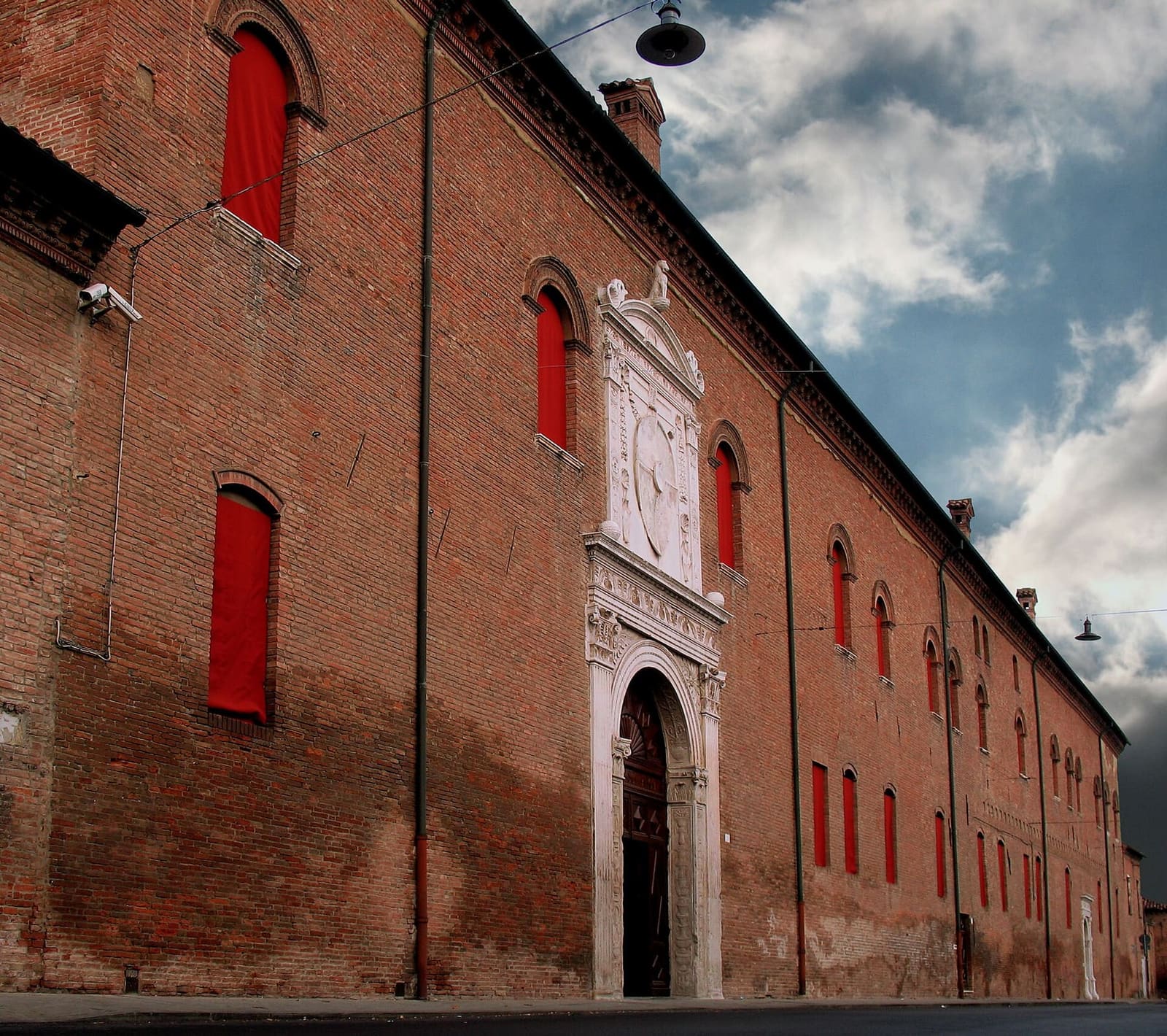 la lunga facciata di mattoni di Palazzo Schifanoia, con il portale di marmo da cui si entra al museo