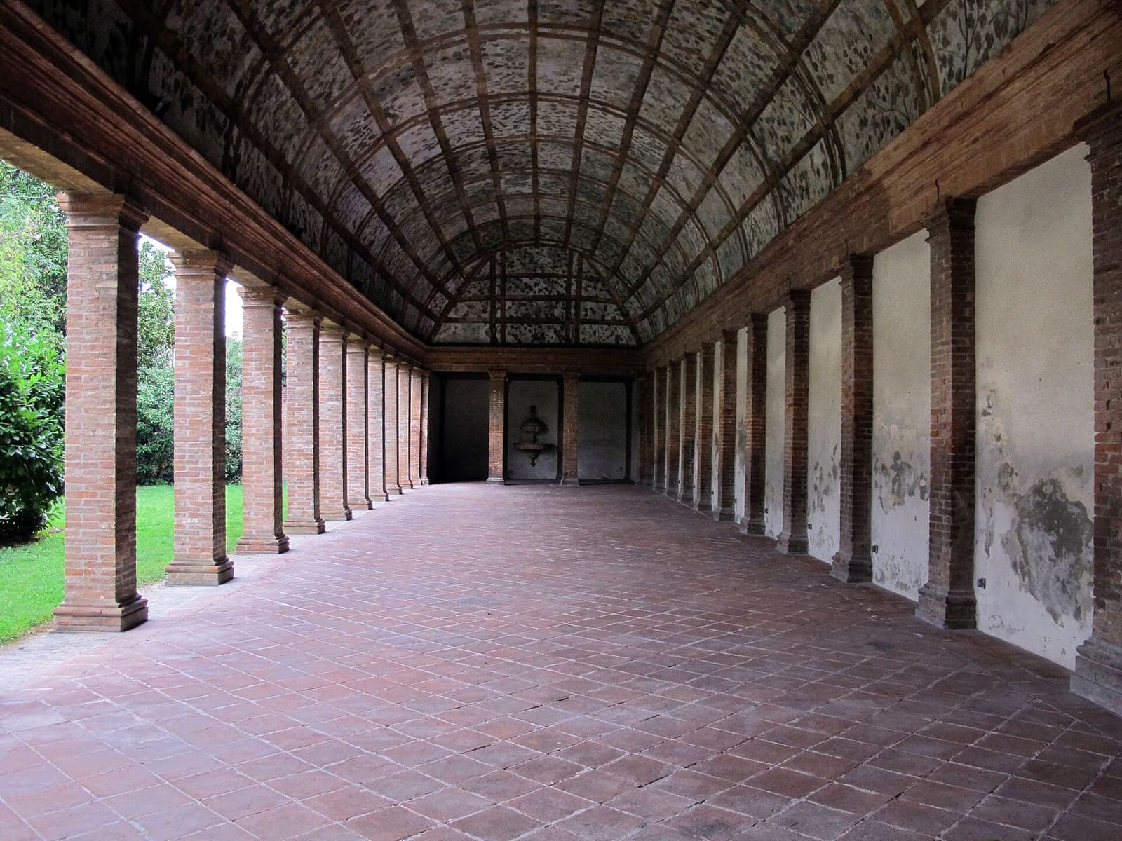 la loggia degli Aranci della Palazzina di Marfisa d'Este, con la volta dipinta a pergolato