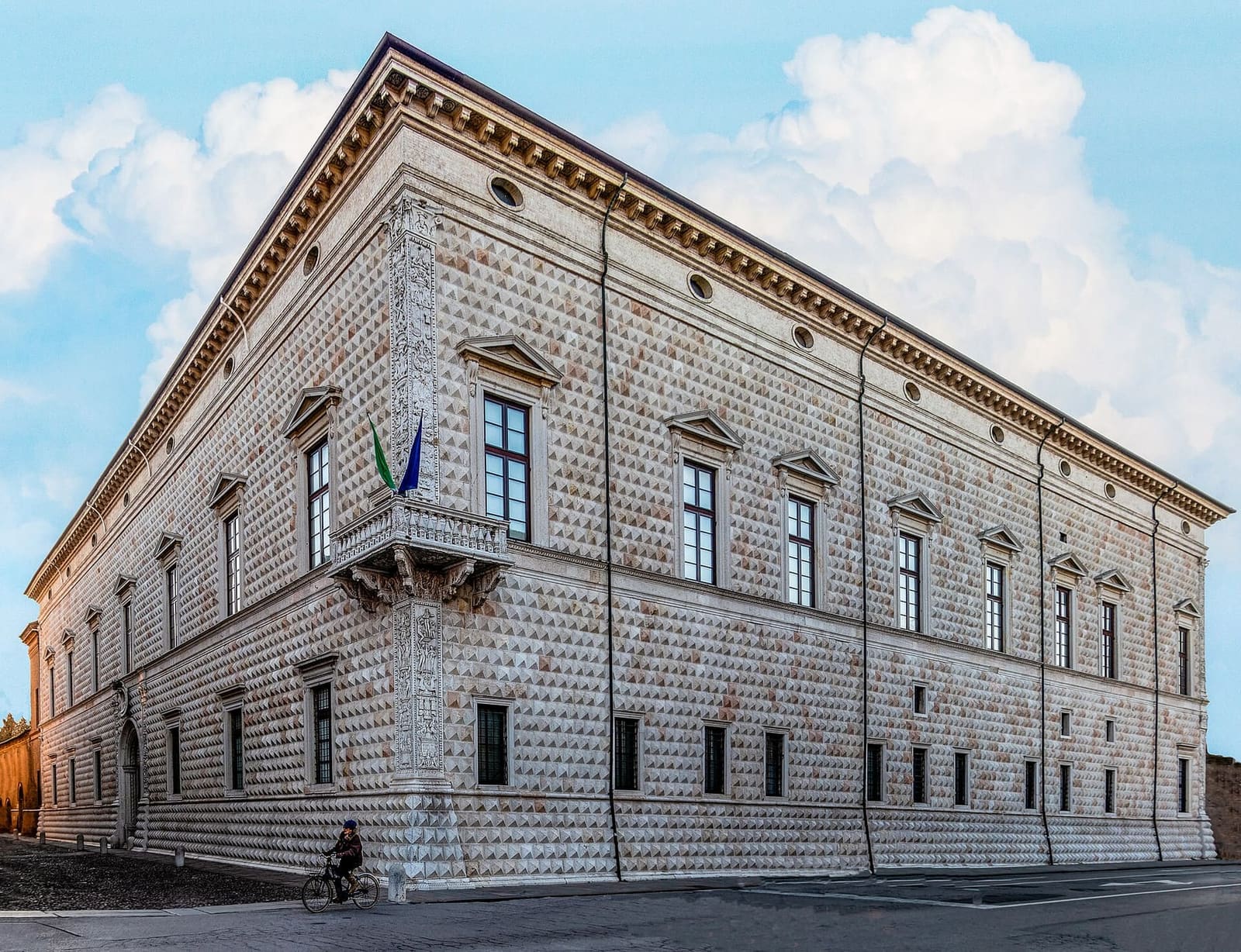 Palazzo dei Diamanti all'incrocio di corso Ercole I d'Este, con l'angolo e il balcone