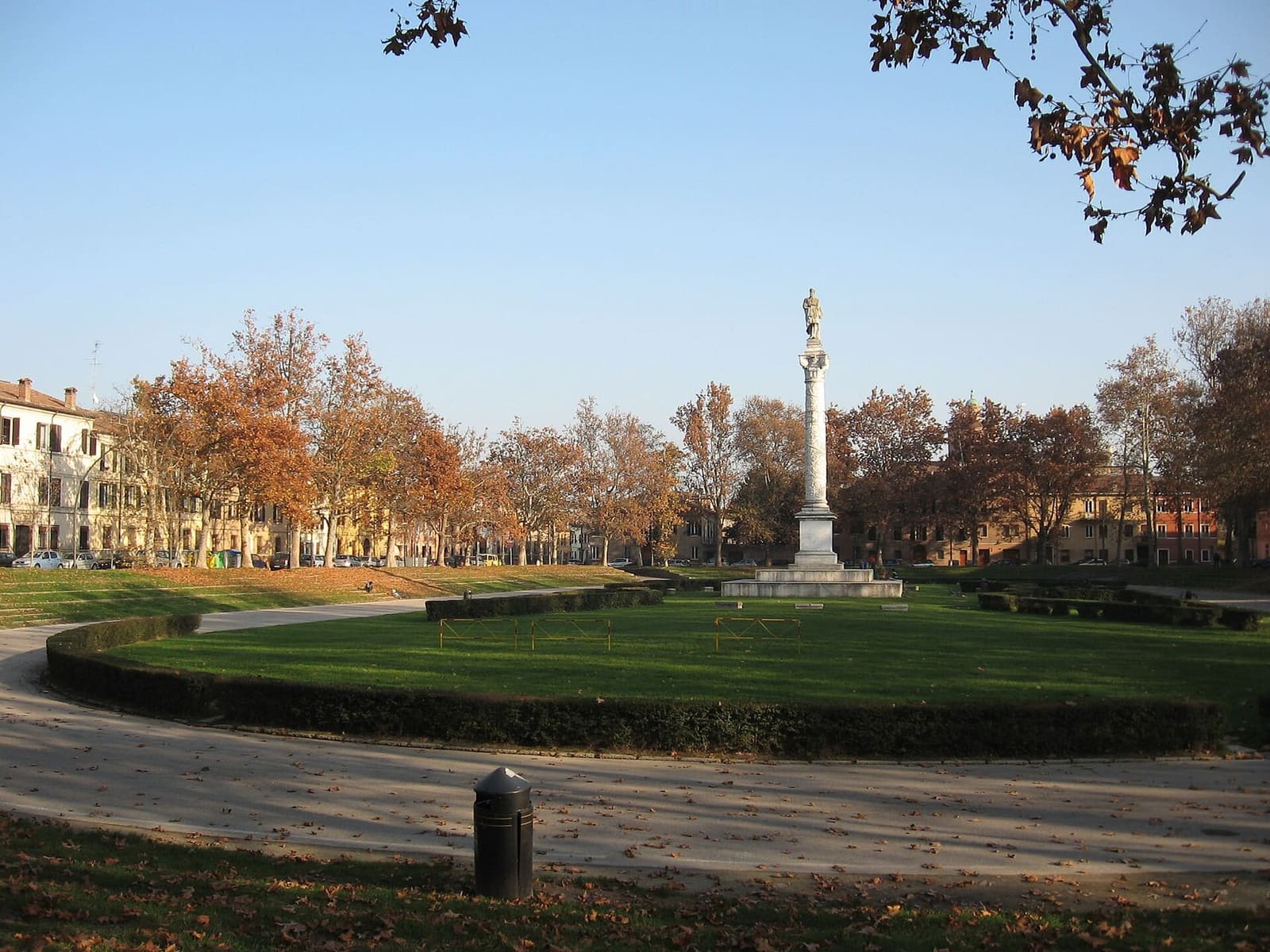 piazza Ariostea a dicembre, con la colonna e la statua di Ludovico Ariosto in mezzo al prato