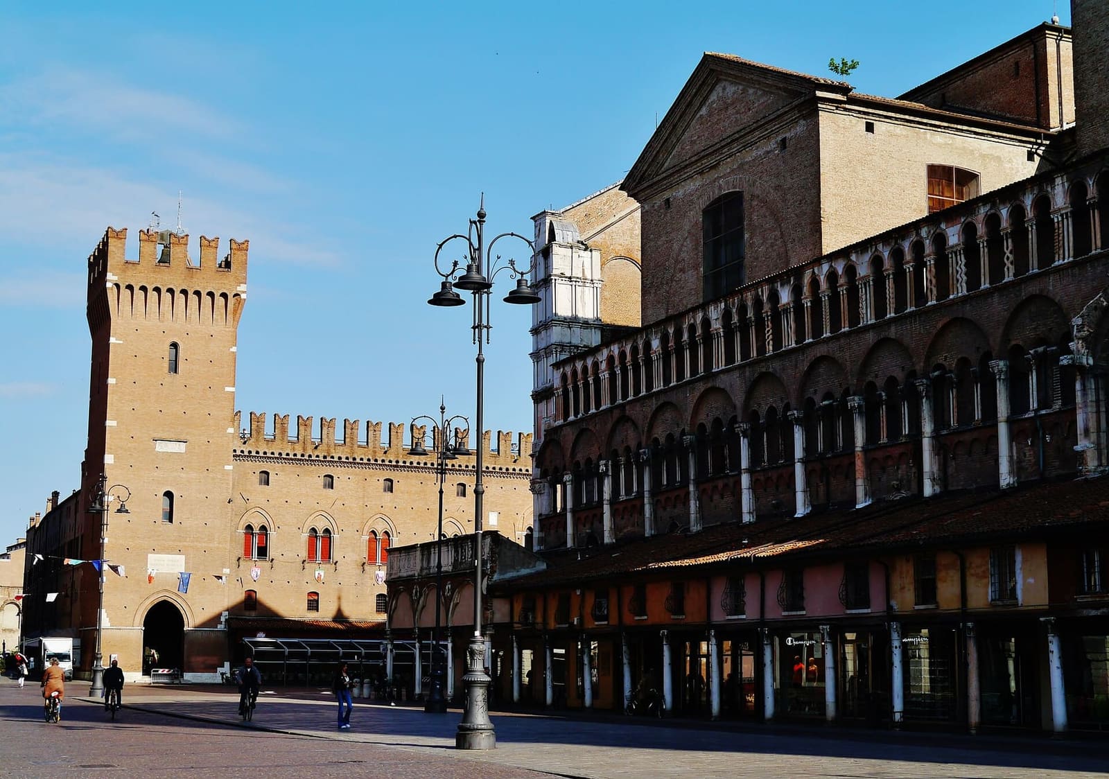 piazza Trento e Trieste, con la loggia dei Merciai sul fianco della cattedrale e la torre del Palazzo Municipale in fondo