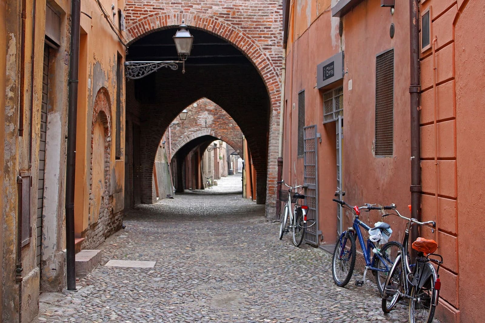 via delle Volte, la strada medievale attraversata dagli archi e dai passaggi sospesi lungo il vecchio corso del Po