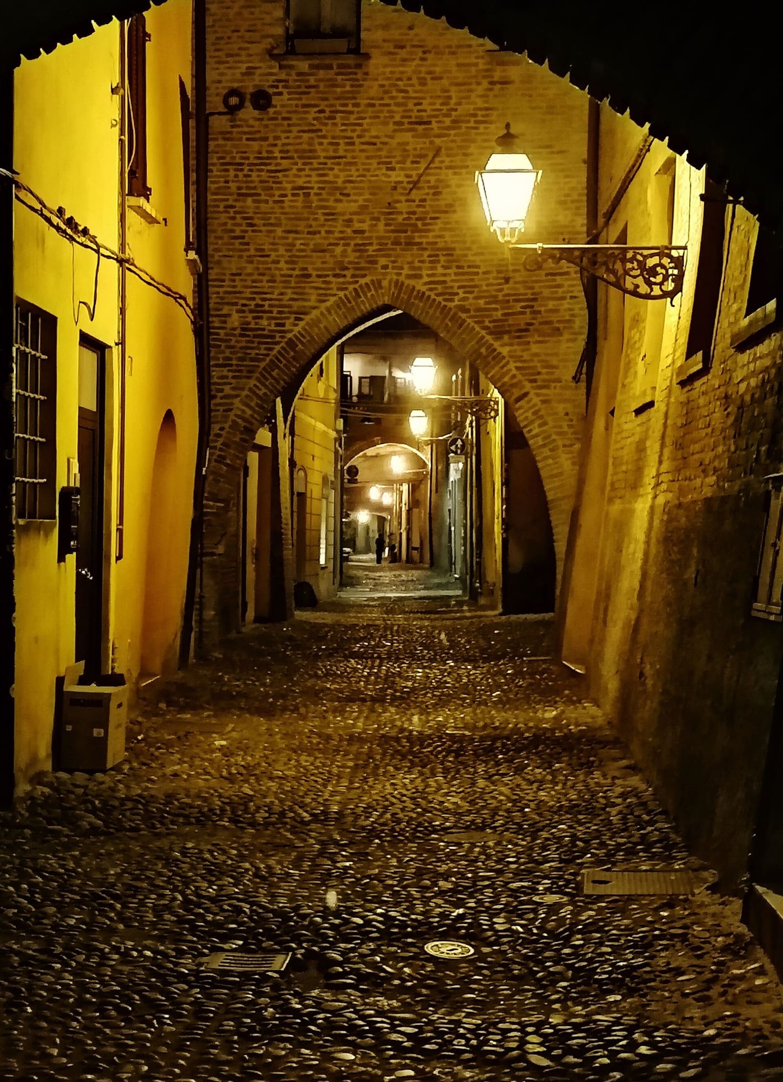 via delle Volte di sera, con i lampioni accesi sotto gli archi