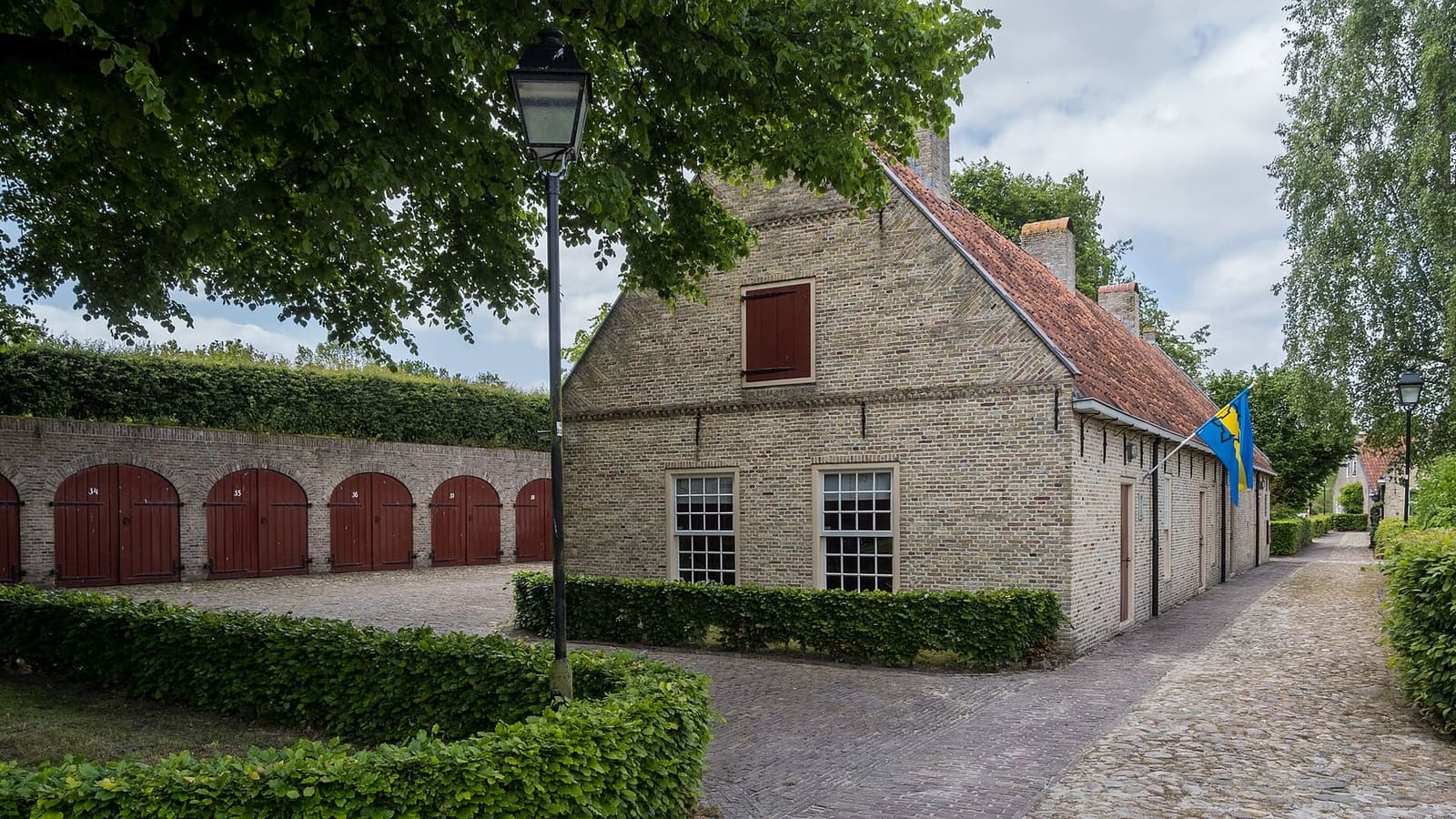 il museo De Baracquen, accanto alle porte rosse dei magazzini