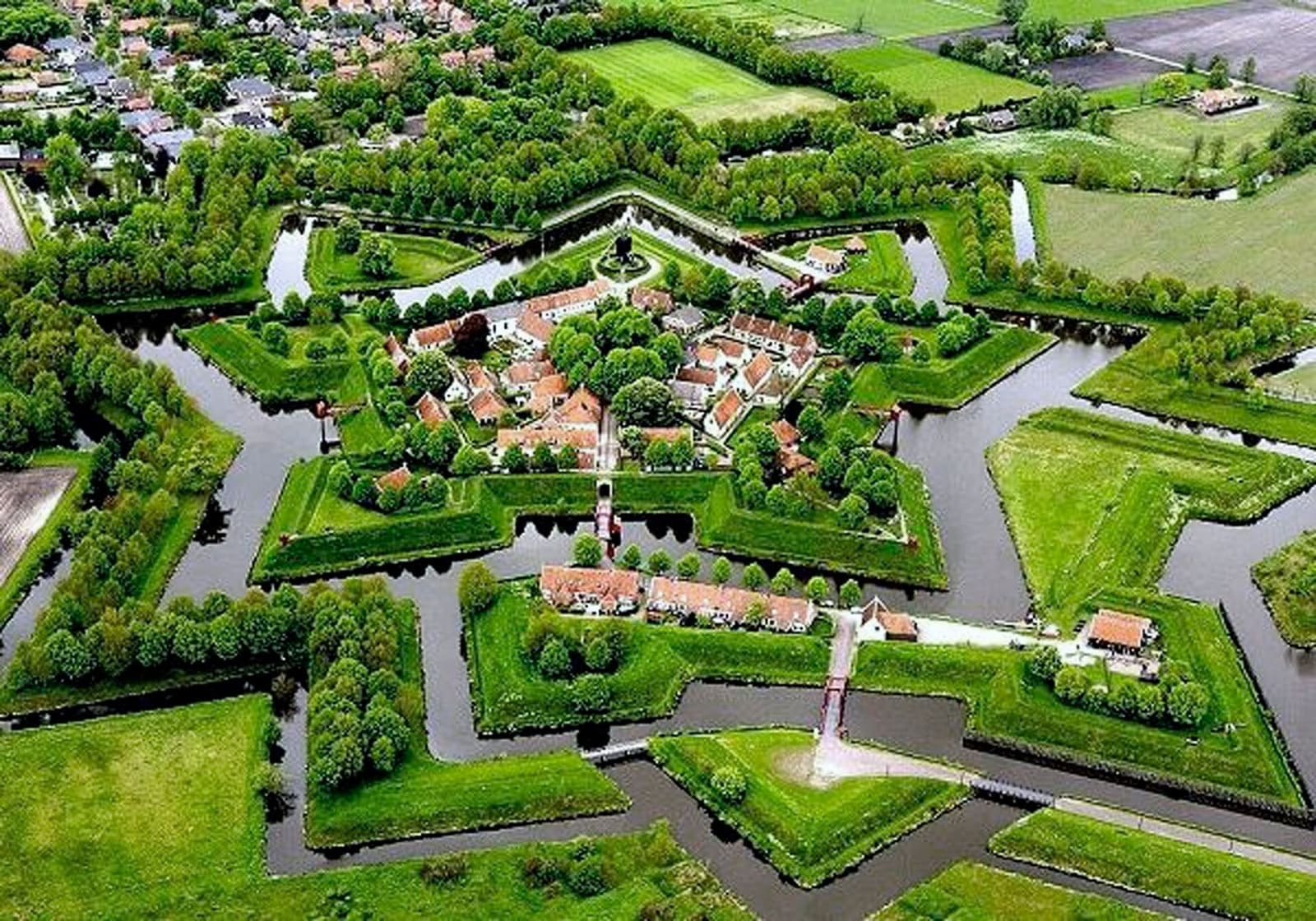 la fortezza di Bourtange vista dall'alto, con i bastioni a stella, i fossati e il villaggio al centro