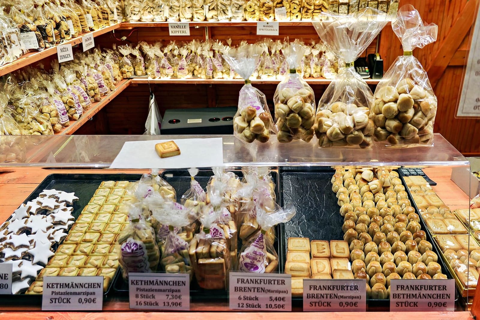 i Bethmännchen e i Brenten, dolci di marzapane di Francoforte, sul banco di una casetta del mercatino