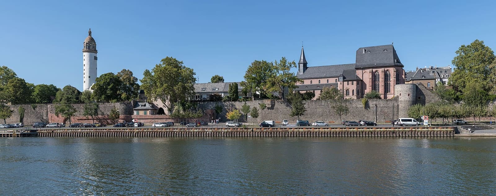 il castello di Höchst con la torre bianca e la Justinuskirche, visti dalla riva opposta del Meno