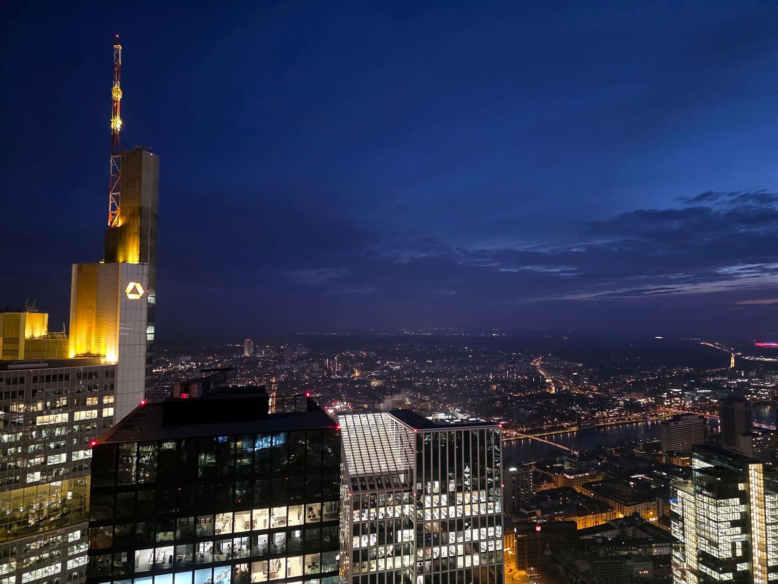 una sera di gennaio dalla terrazza del Main Tower, con il Commerzbank Tower illuminato e le luci della città