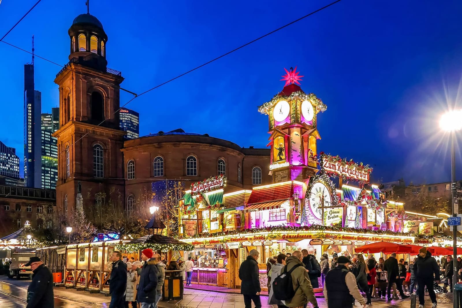 il mercatino sul Paulsplatz di sera, con le casette illuminate davanti alla Paulskirche