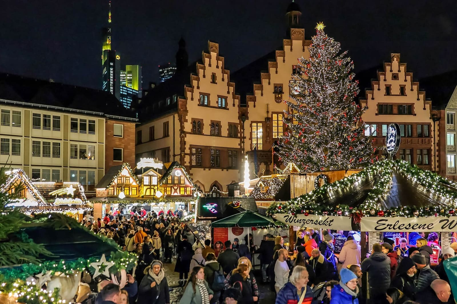 der Weihnachtsmarkt auf dem Römerberg am Abend, mit dem großen beleuchteten Baum vor dem Römer