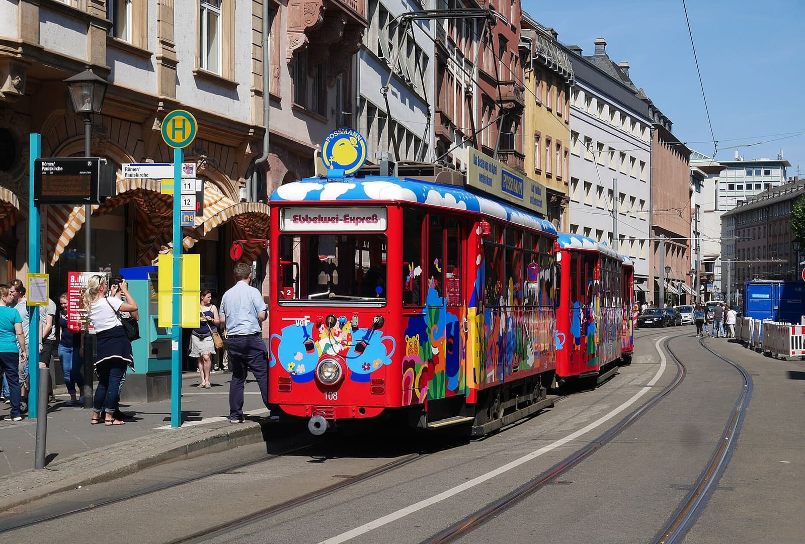 l'Ebbelwei-Expreß, il tram storico e colorato del sidro, alla fermata Römer/Paulskirche