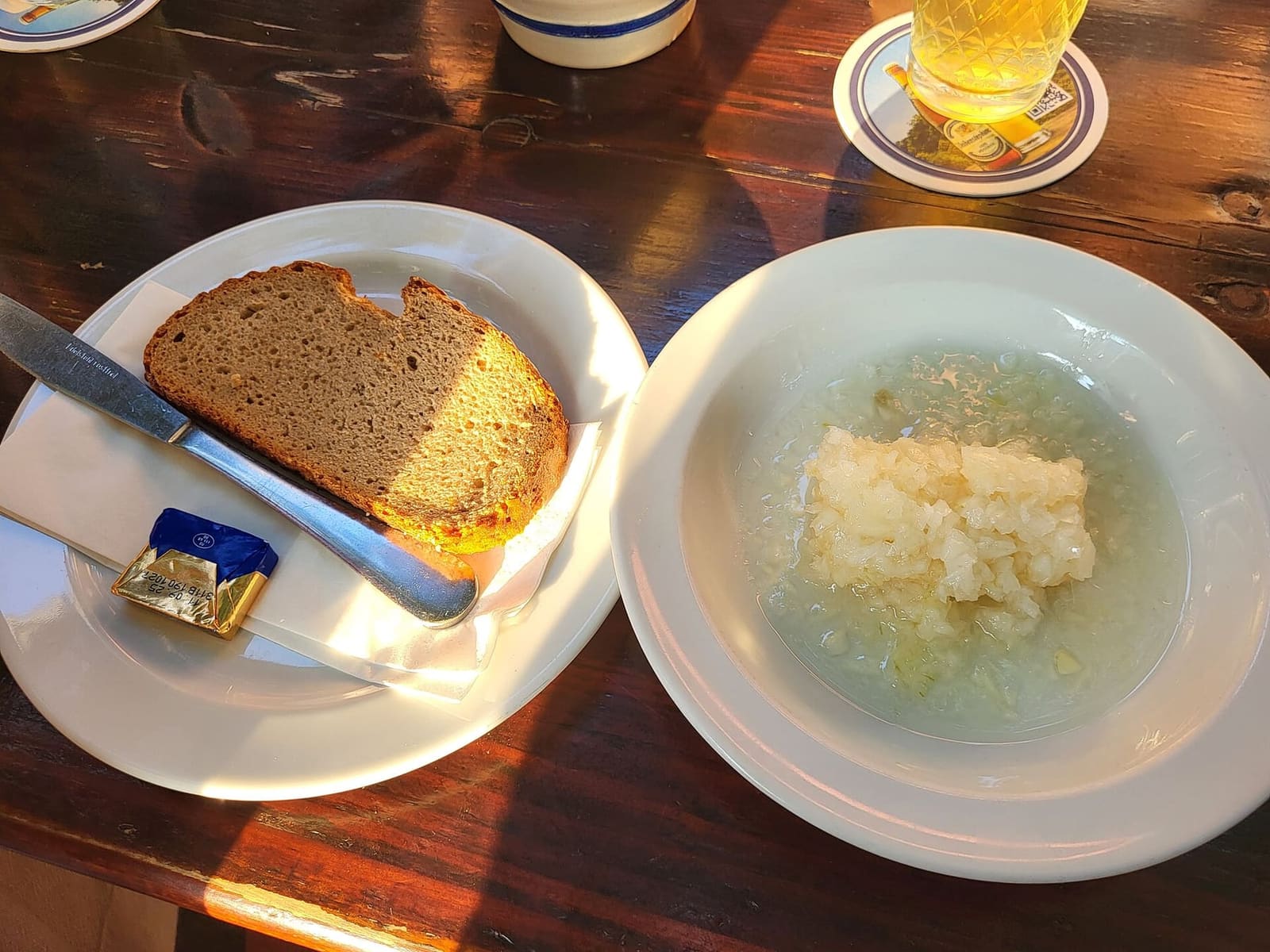 una porzione di Handkäs mit Musik con molta cipolla, pane e burro, in un'osteria di Sachsenhausen