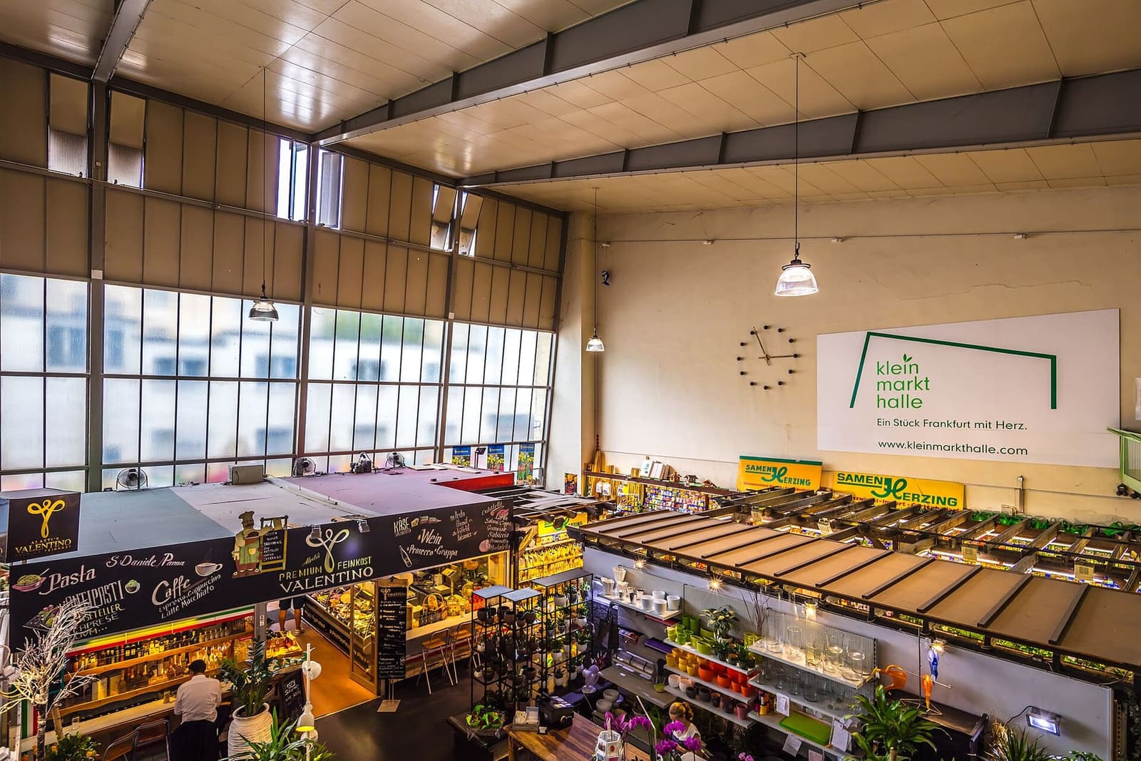 l'interno della Kleinmarkthalle visto dalla galleria, sopra i banchi del mercato coperto
