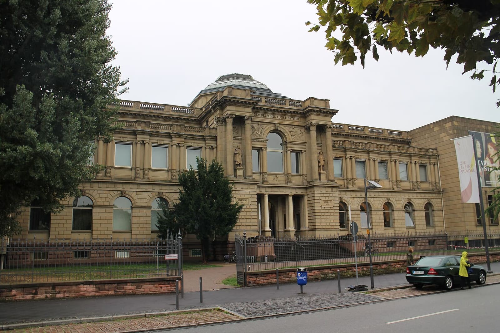 la facciata dello Städel sullo Schaumainkai, il museo d'arte sulla riva sud del Meno