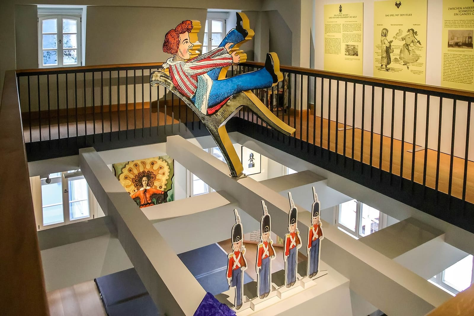 le figure di Pierino Porcospino sospese nella sala del museo dedicato al libro di Heinrich Hoffmann