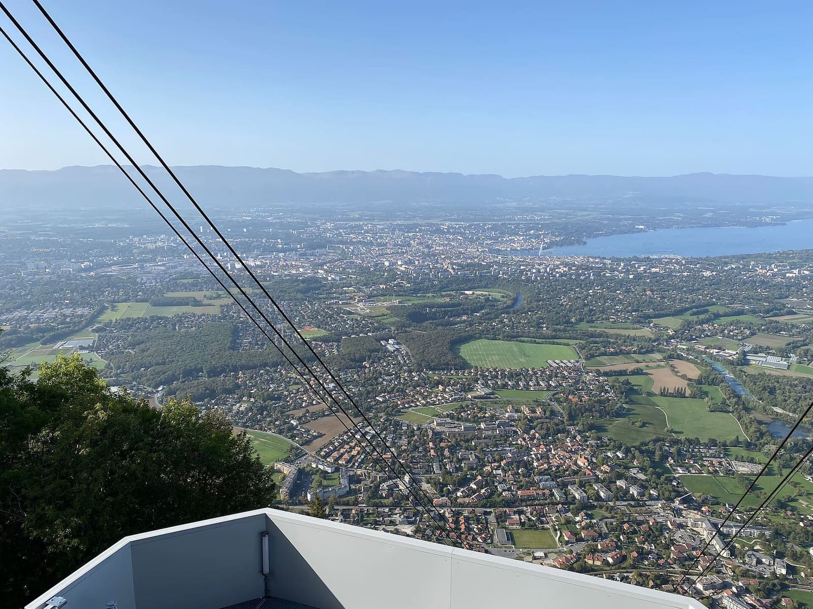 Ginevra e il lago dalla stazione a monte della funivia del Salève
