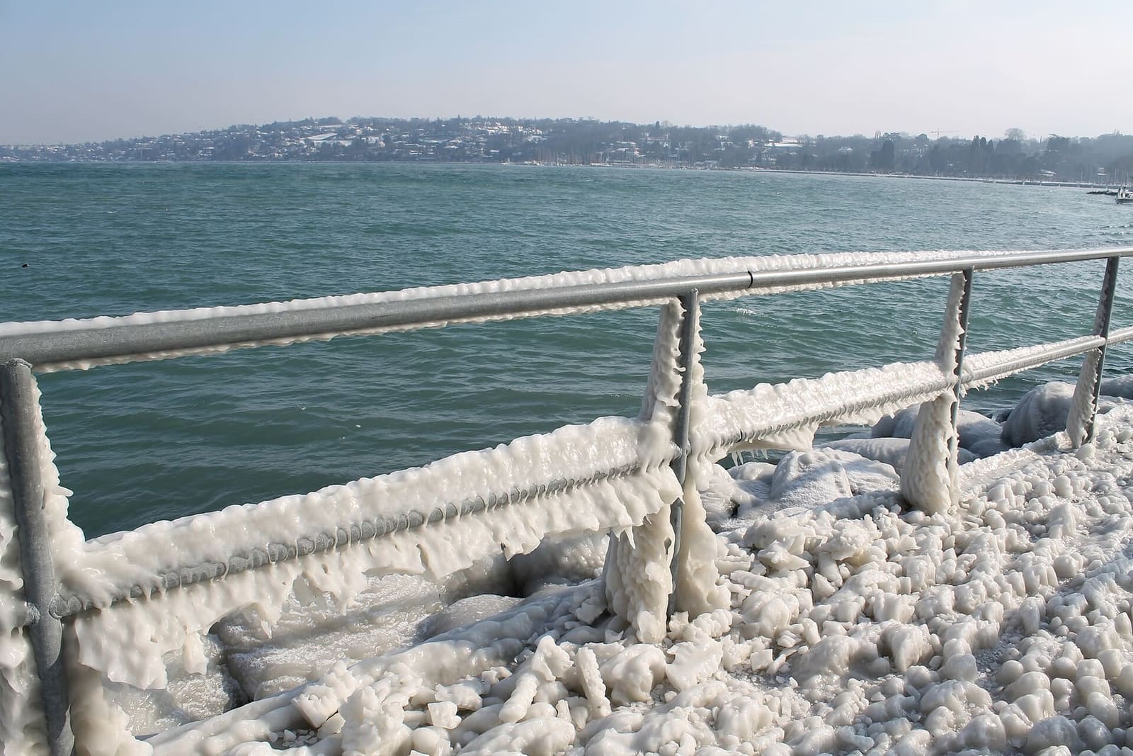 le ringhiere dei Bains des Pâquis coperte di ghiaccio dalla bise, nel febbraio 2012