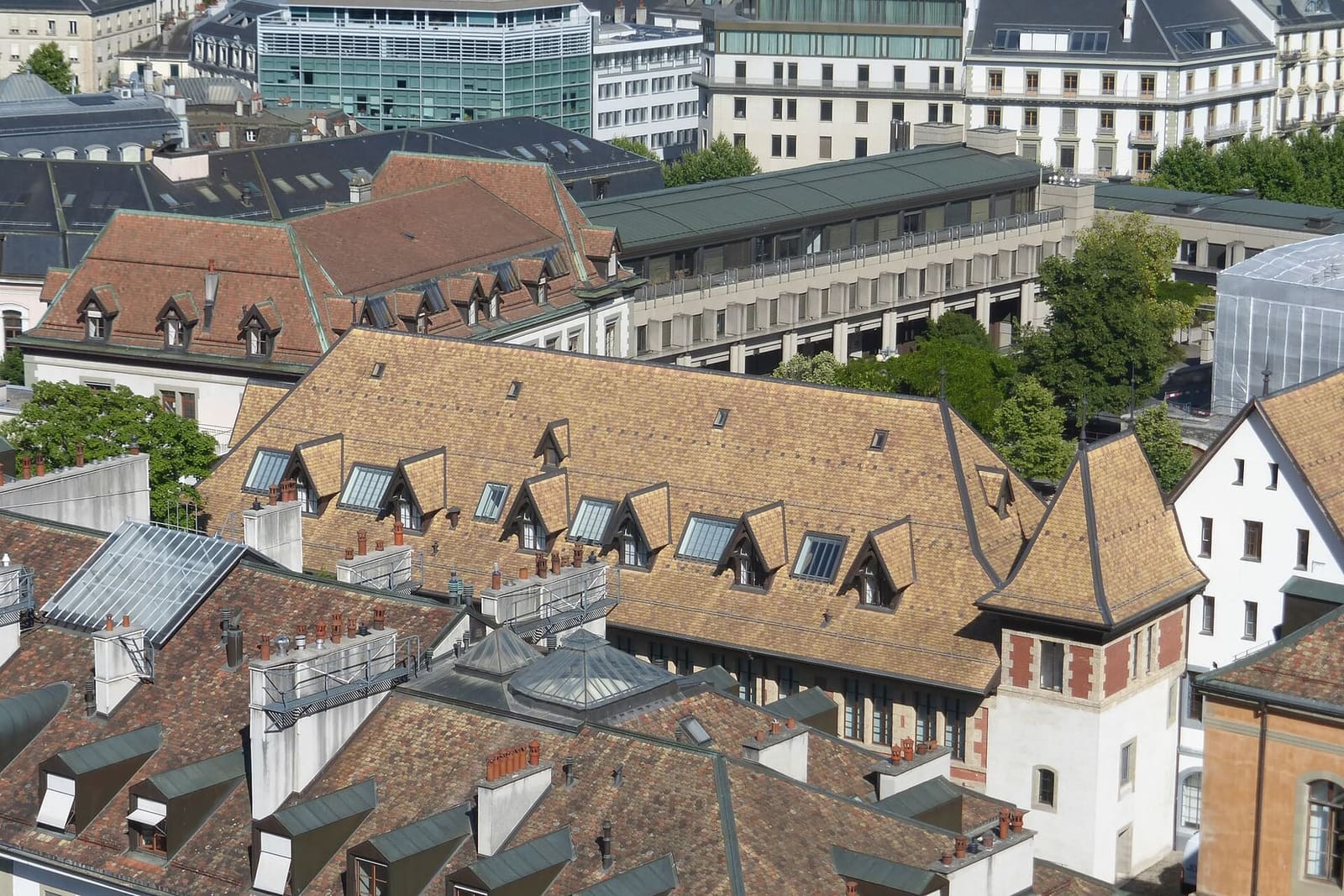 i tetti della città vecchia e il collège Calvin, visti dalla torre nord di Saint-Pierre