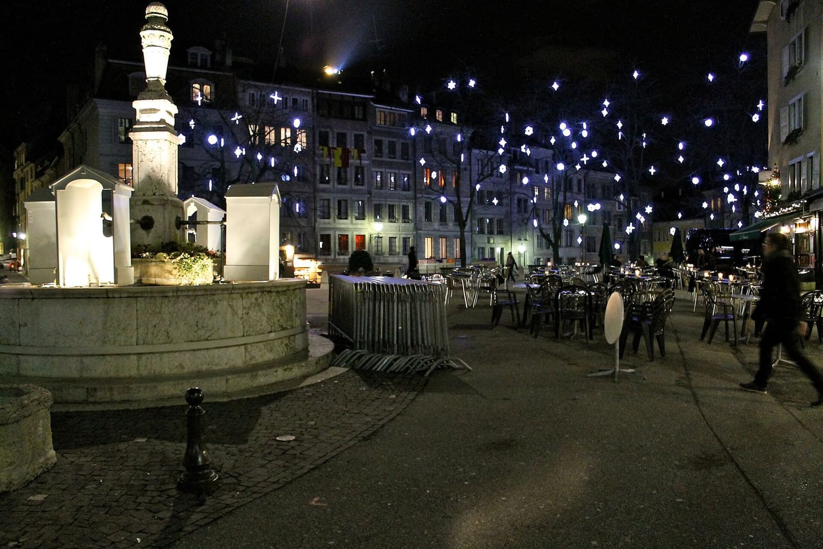 la fontana del Bourg-de-Four la sera, con le luci di Natale sulla piazza