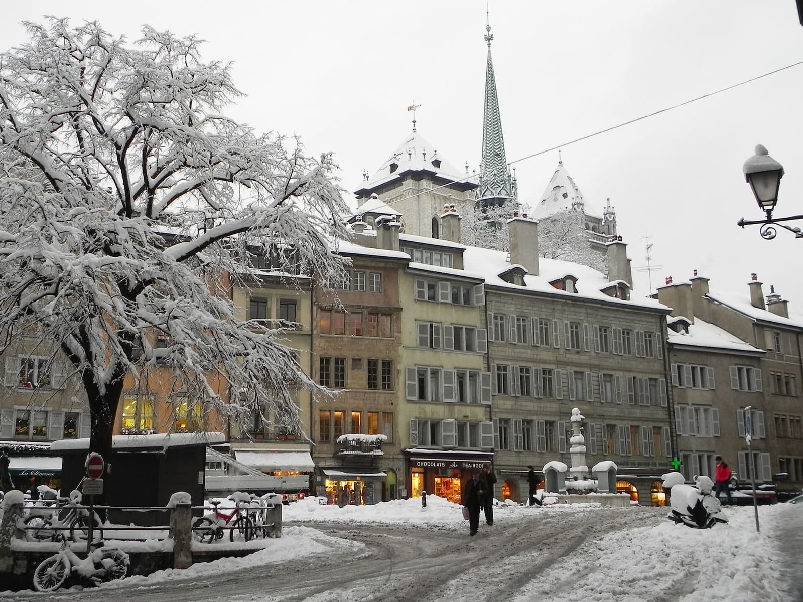 la place du Bourg-de-Four sotto la neve, con la guglia di Saint-Pierre sopra i tetti
