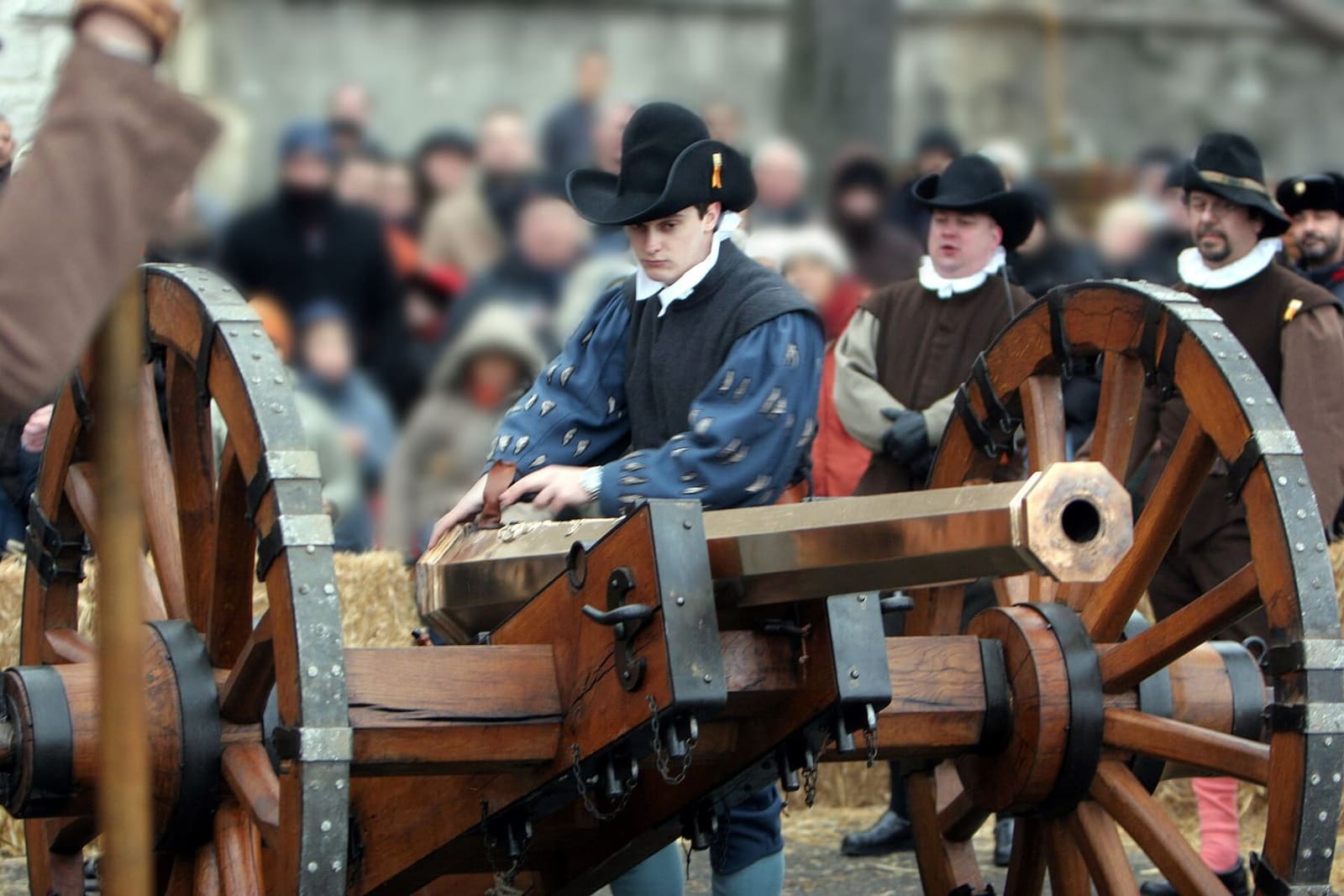 gli artiglieri in costume caricano il cannone durante l'Escalade