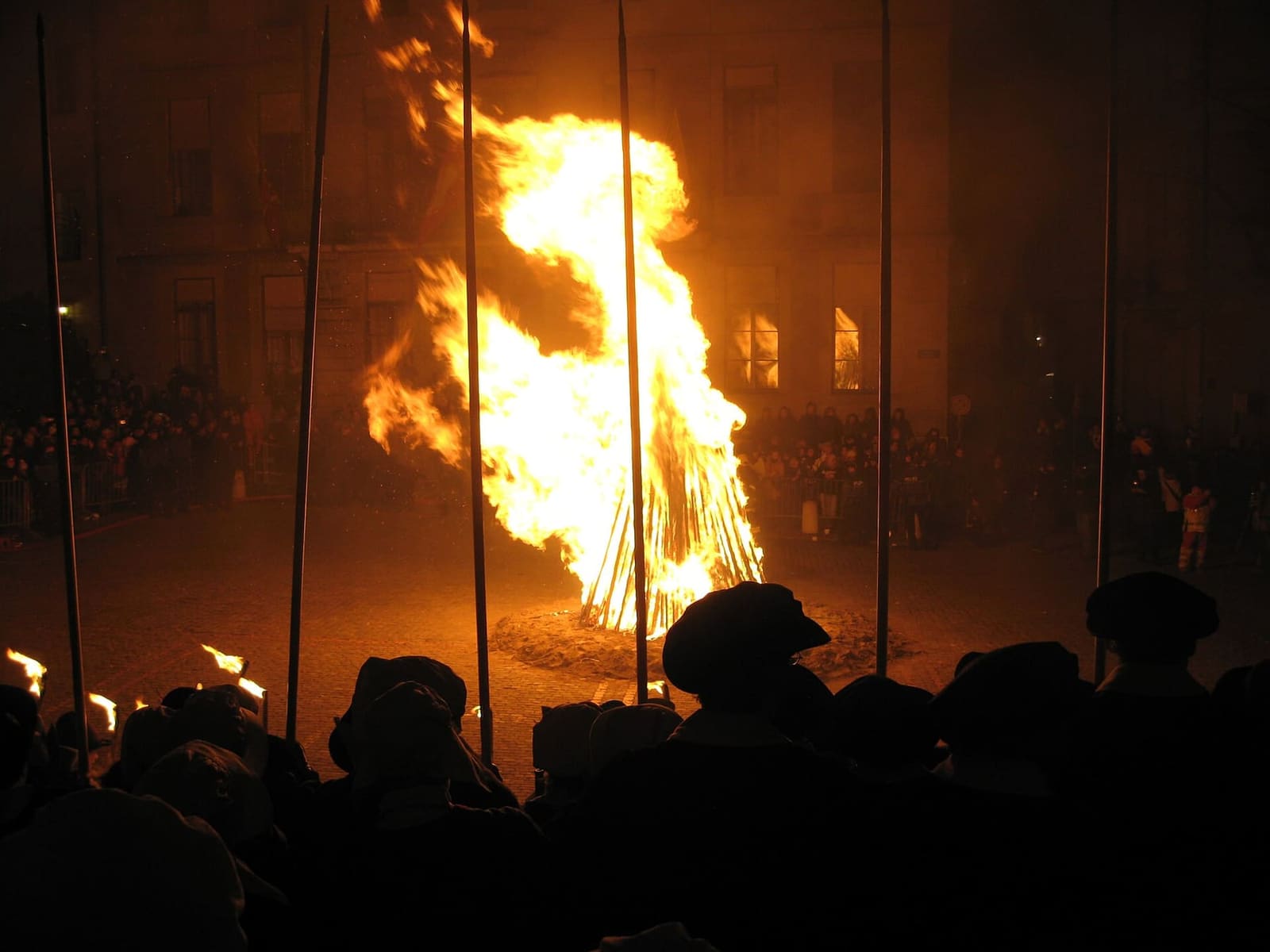 il falò in cour Saint-Pierre alla fine del corteo dell'Escalade del 2010, con le torce