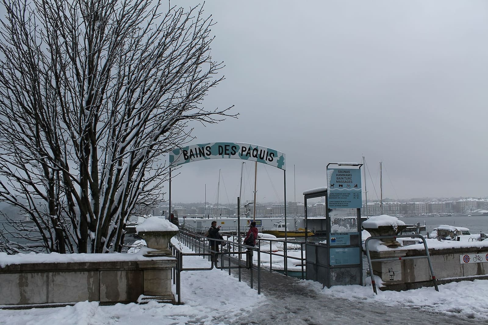 l'ingresso dei Bains des Pâquis con la neve