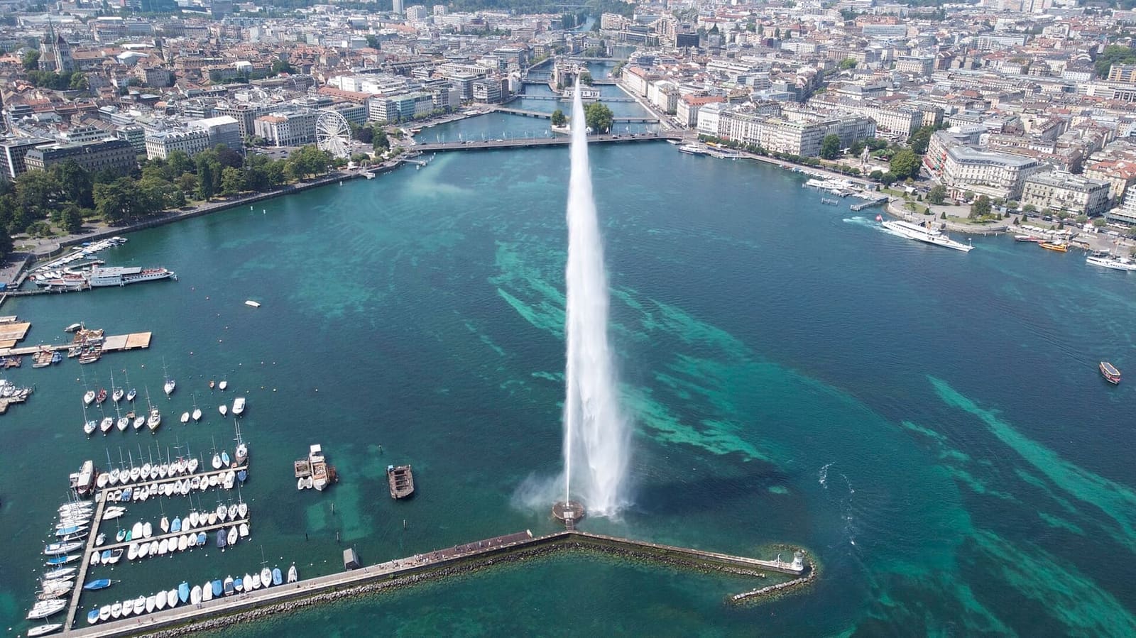 la rada di Ginevra dall'alto, con il Jet d'eau, il molo delle Eaux-Vives e il ponte del Mont-Blanc