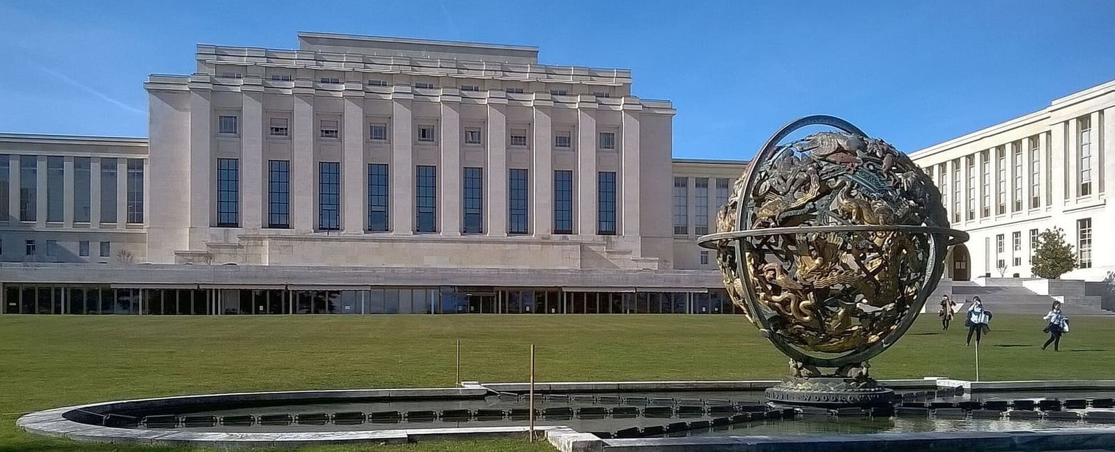 la sfera celeste di bronzo nel parco dell'Ariana, davanti al Palazzo delle Nazioni