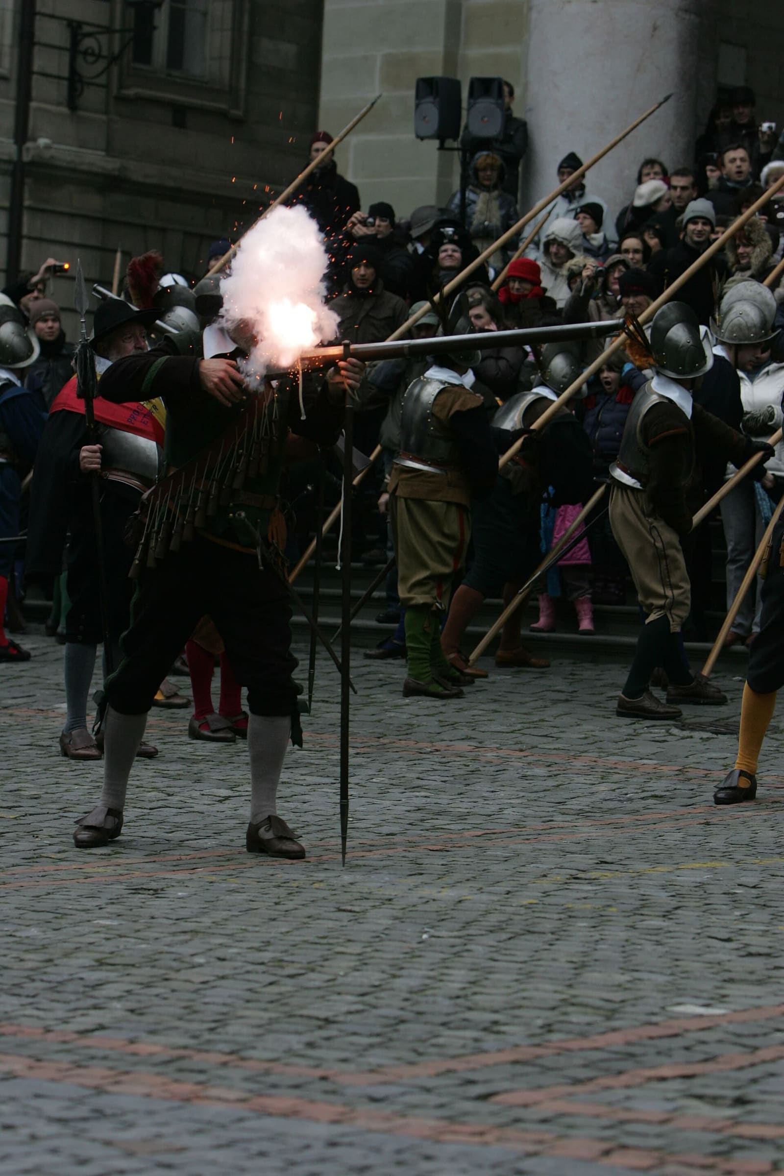 un archibugiere in costume spara durante l'Escalade del 2009